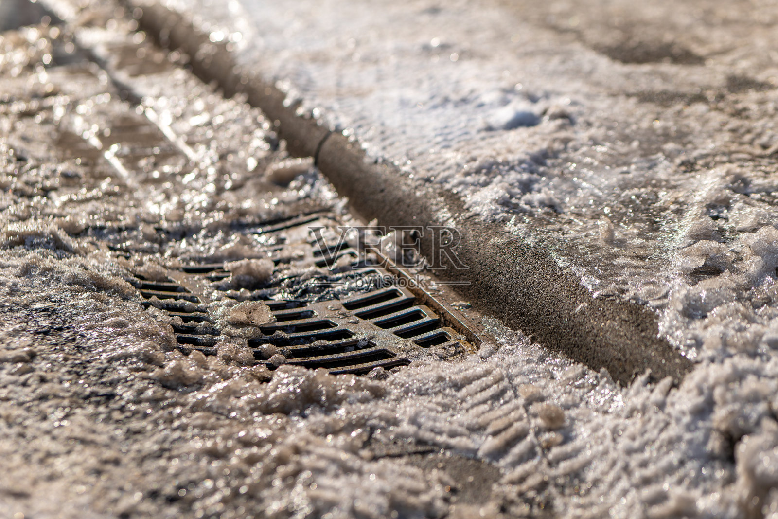 冬天结冰的沟壑覆盖着小径照片摄影图片
