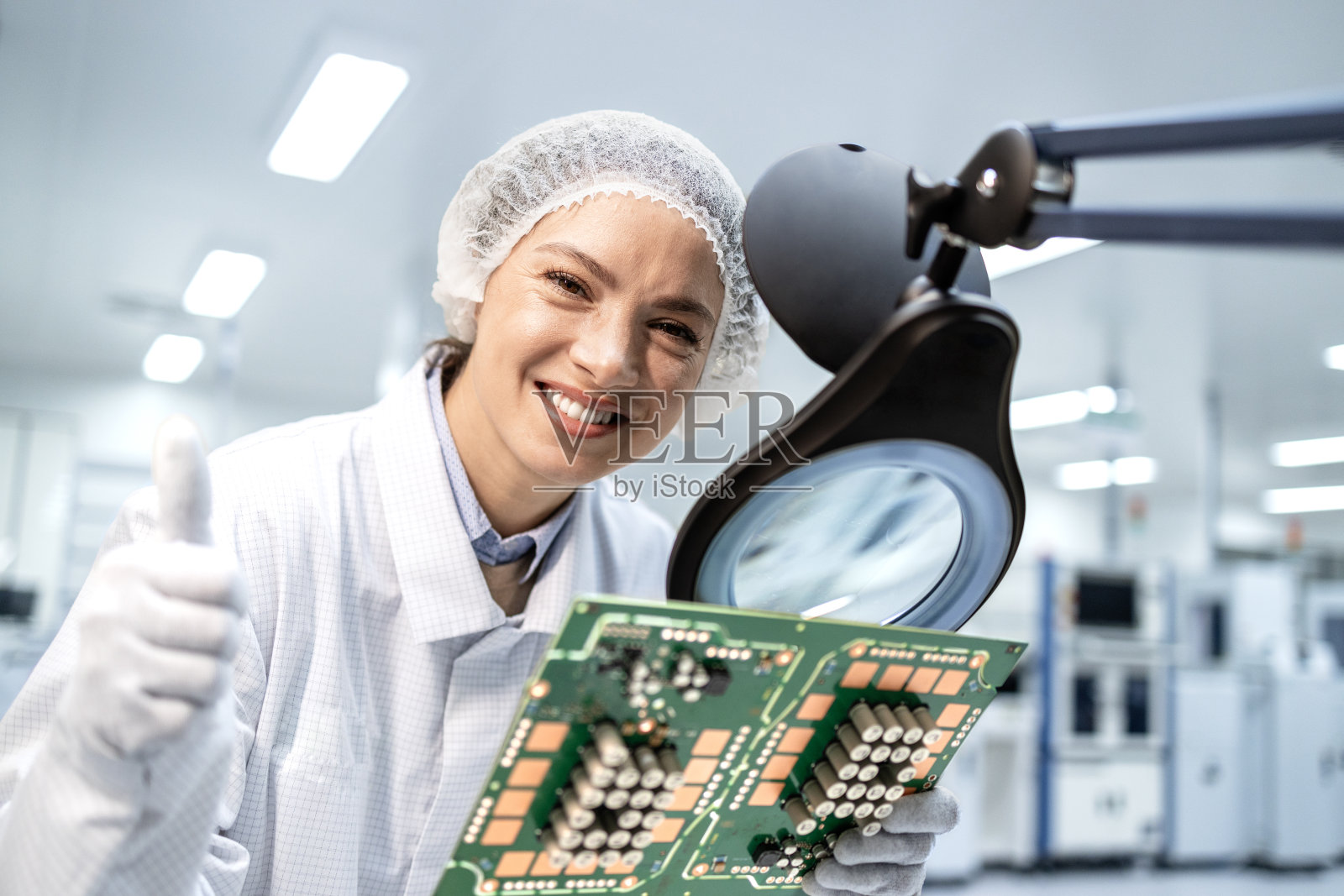 汽车工业电子零件质量控制。照片摄影图片