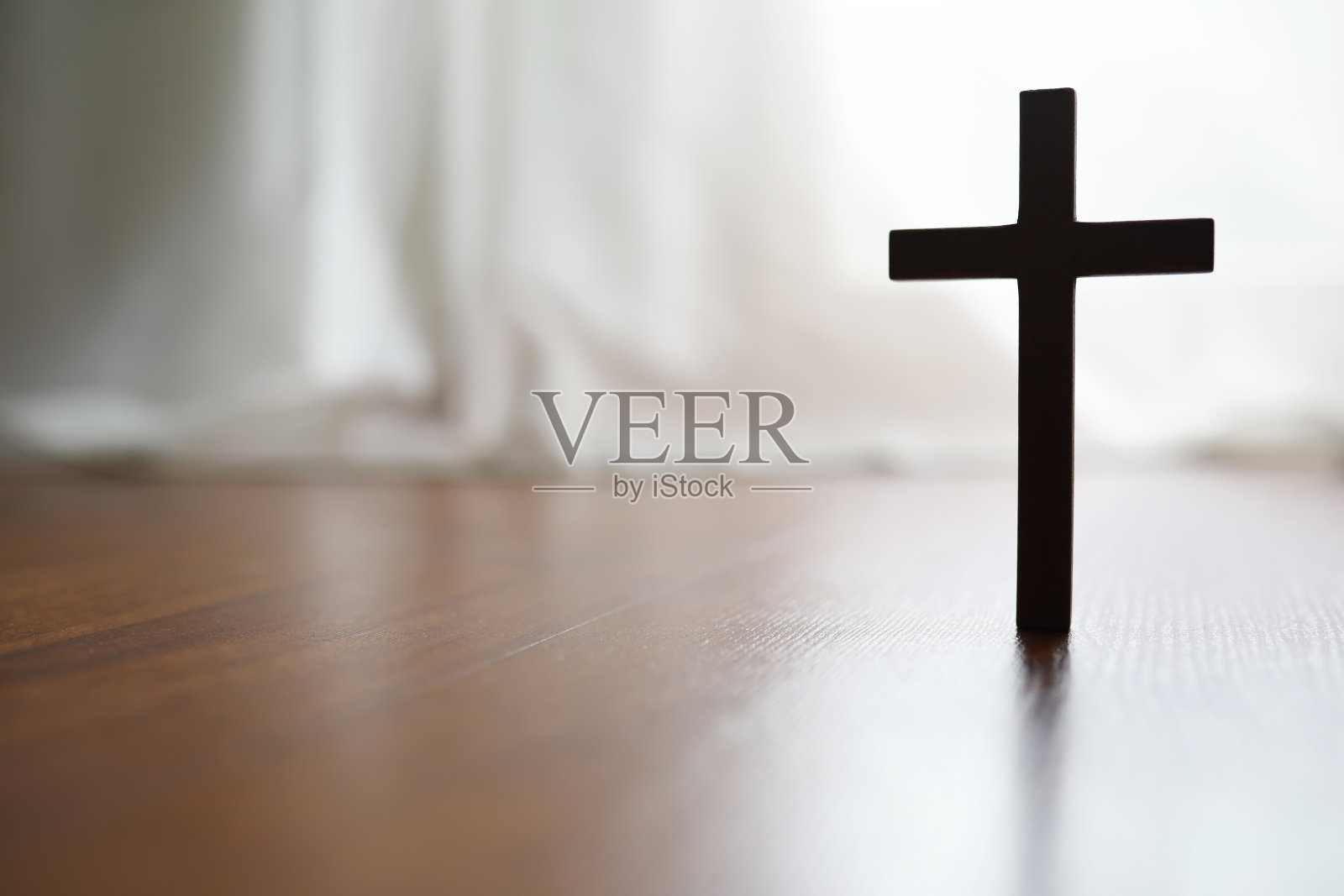 在阳光下的上帝的十字架。宗教背景照片摄影图片