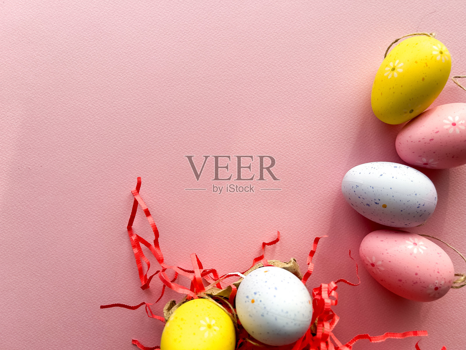 复活节快乐概念。粉色背景上的复活节彩蛋。明信片。简单的极简主义平面层顶部视图复制空间照片摄影图片