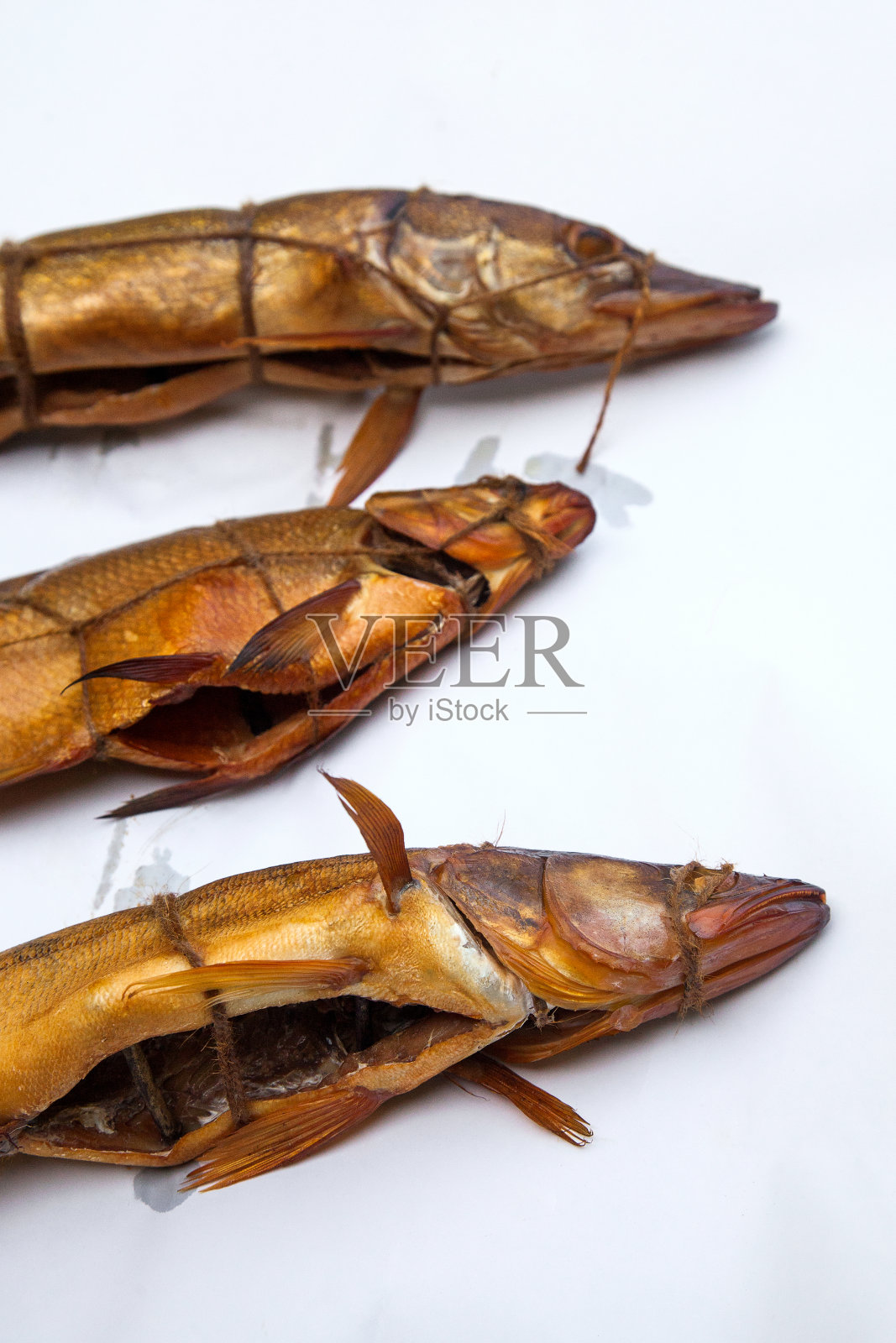 熏制淡水梭鱼、梭子鱼和普通鲷鱼供家庭使用。照片摄影图片