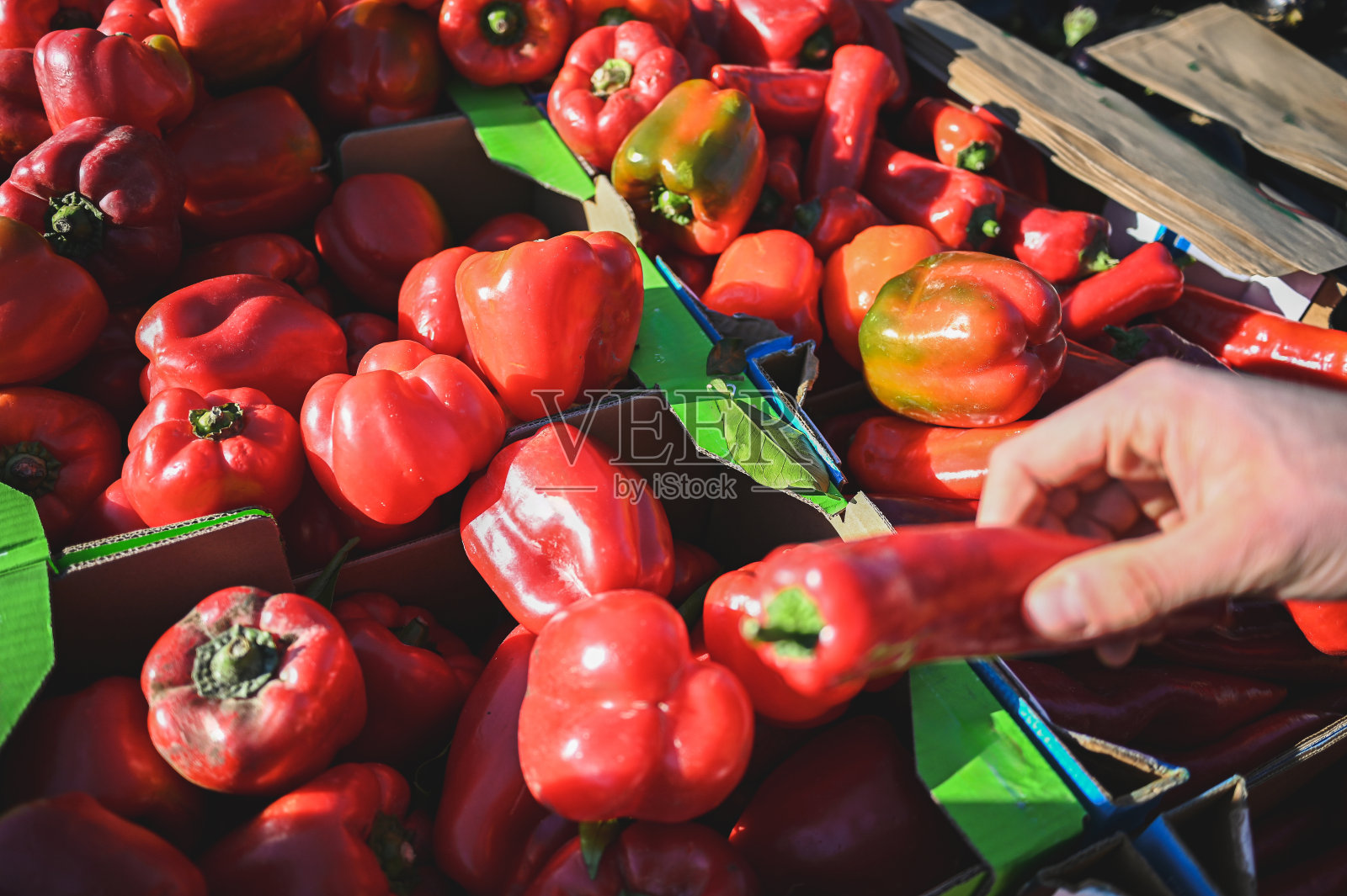 农贸市场的红灯笼椒。照片摄影图片