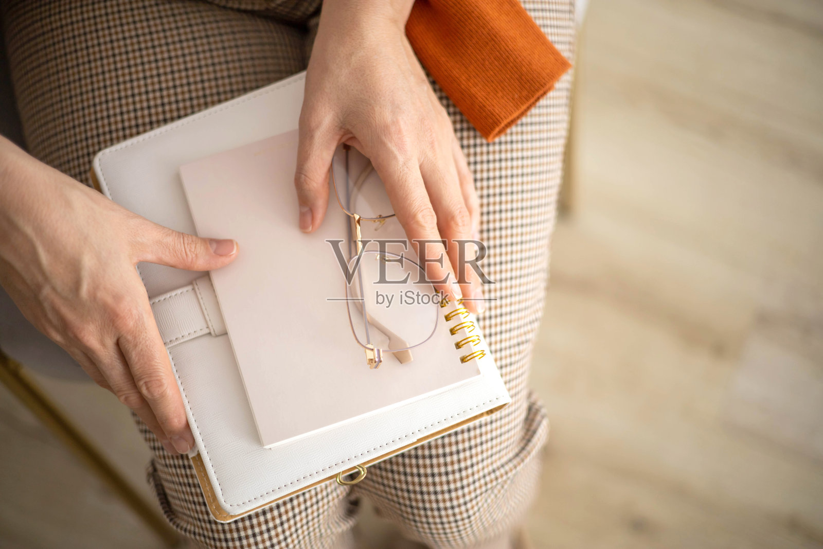 商务女性手计划工作，将重要信息写在纸上，记事本页面特写照片摄影图片