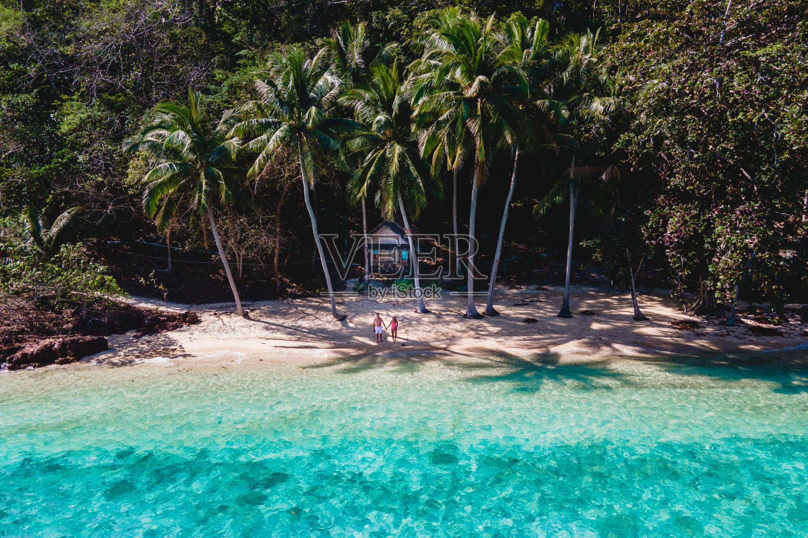 Koh Wai岛位于泰国靠近Koh Chang的海滩上，有一个木制的竹屋平房照片摄影图片