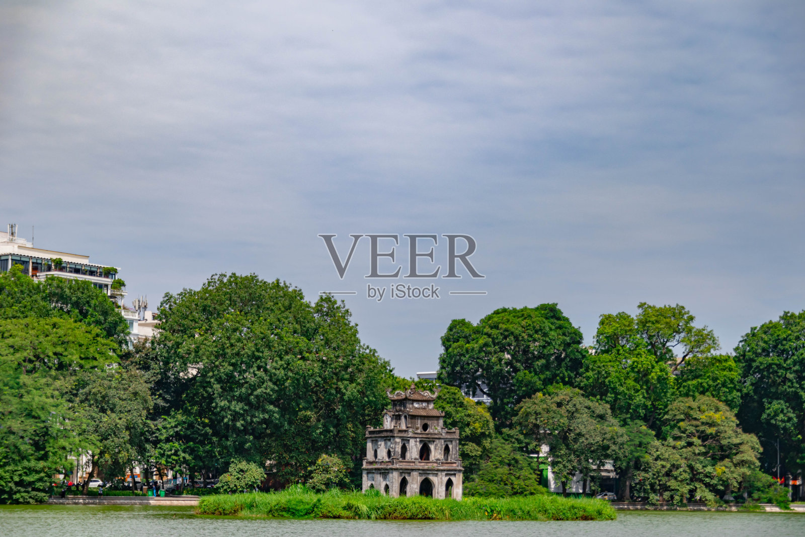 在越南首都河内，蓝天、绿树和寺庙的还剑湖。照片摄影图片