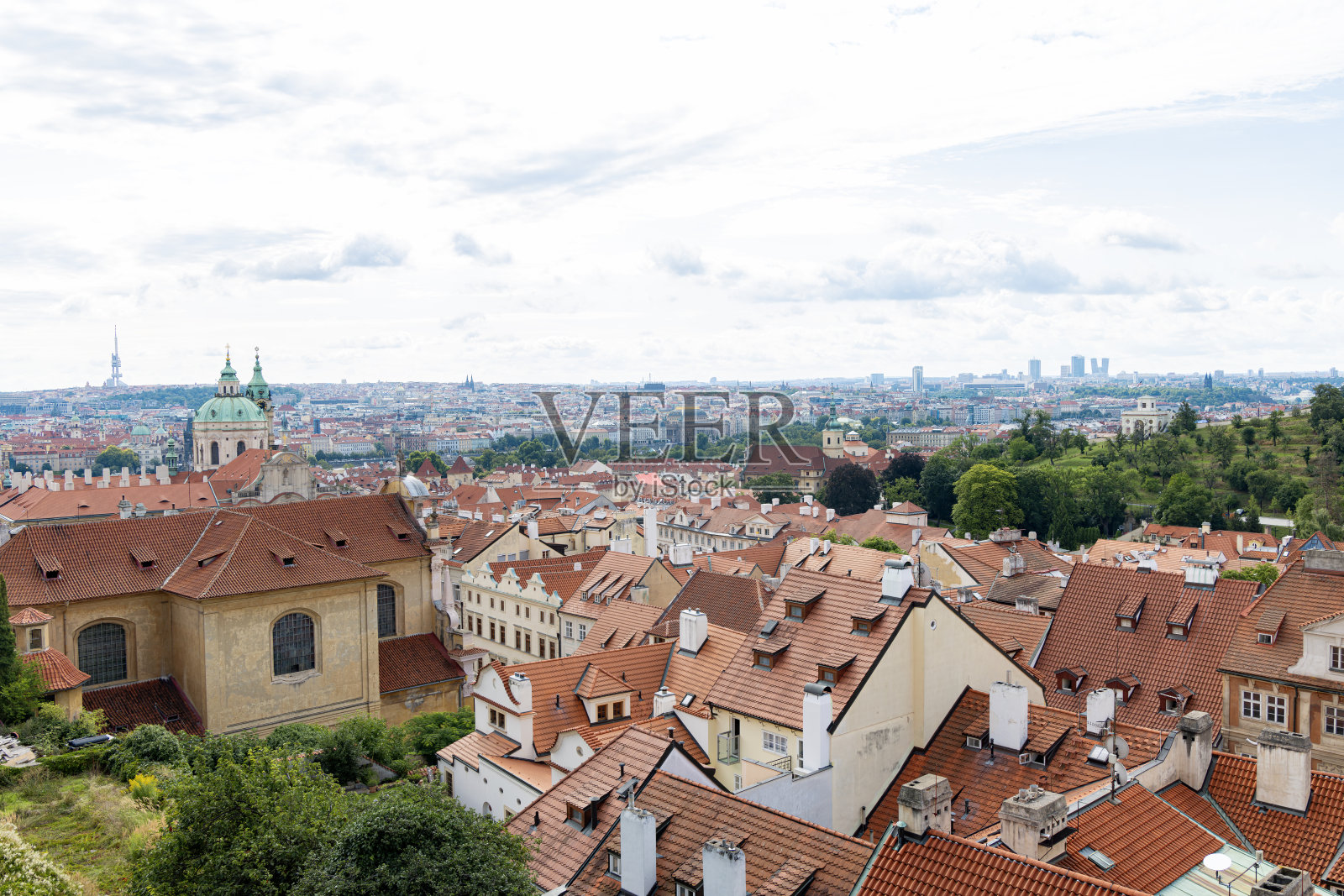 在捷克共和国布拉格拍摄的城市全景照片，展现了建筑、房屋和纪念碑照片摄影图片
