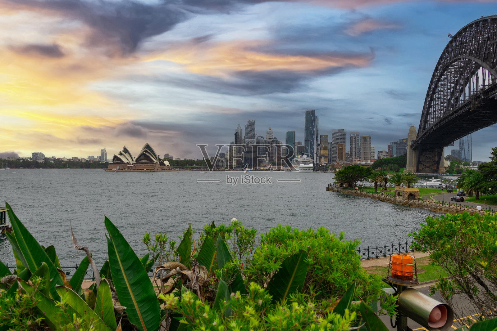 从悉尼北部俯瞰悉尼港，悉尼城市天际线和CBD高层，圆形码头和海港大桥。邮轮停靠在码头彩色天空新南威尔士州照片摄影图片