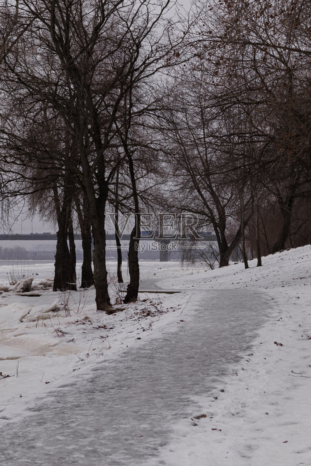 乌克兰基辅——2024年1月11日，室外温度为零下。第聂伯罗河结冰了。基辅的Obolonska Naberezhna被雪覆盖，河流被冻结。照片摄影图片