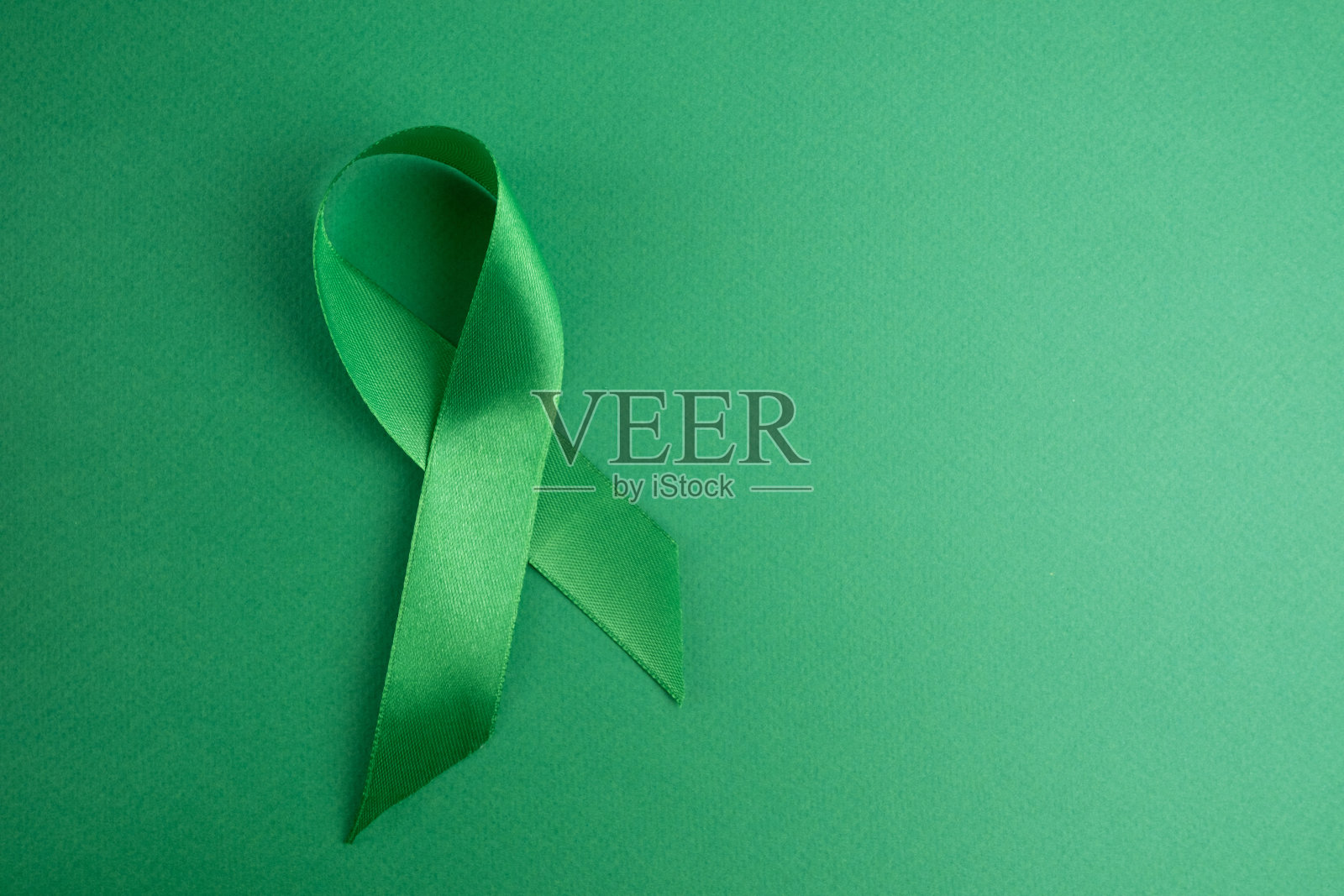 世界淋巴瘤宣传日：绿色背景上的绿色丝带，肾癌宣传月，世界精神卫生宣传日，世界双相情感障碍日banner，文案区域照片摄影图片