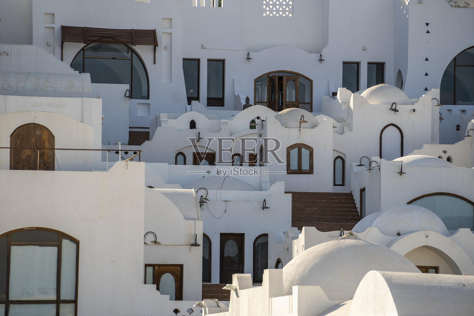 埃及度假小镇沙姆沙伊赫街道上的白墙建筑和楼梯照片摄影图片