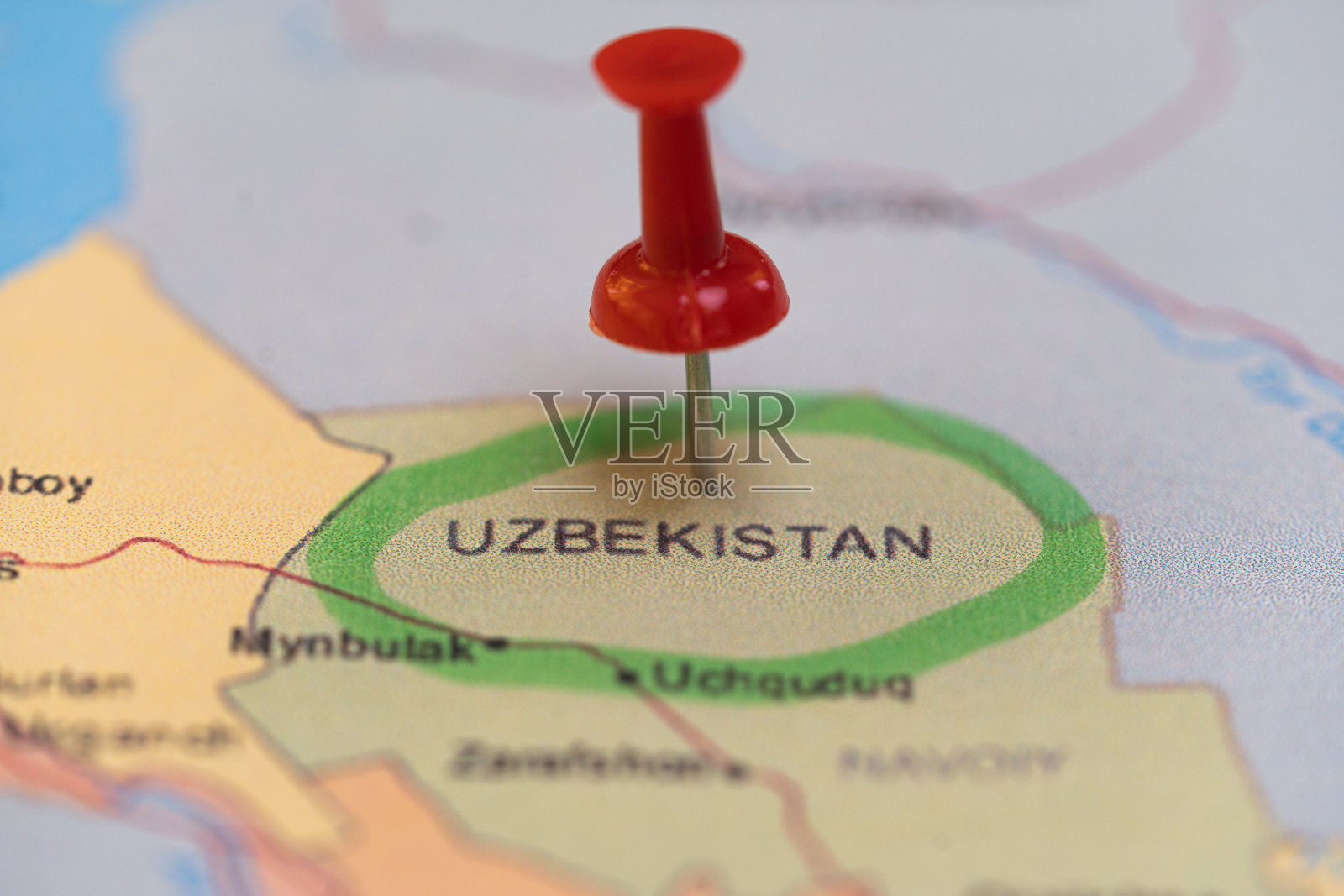 带乌兹别克斯坦别针的地图，目的地，乌兹别克斯坦地图照片摄影图片