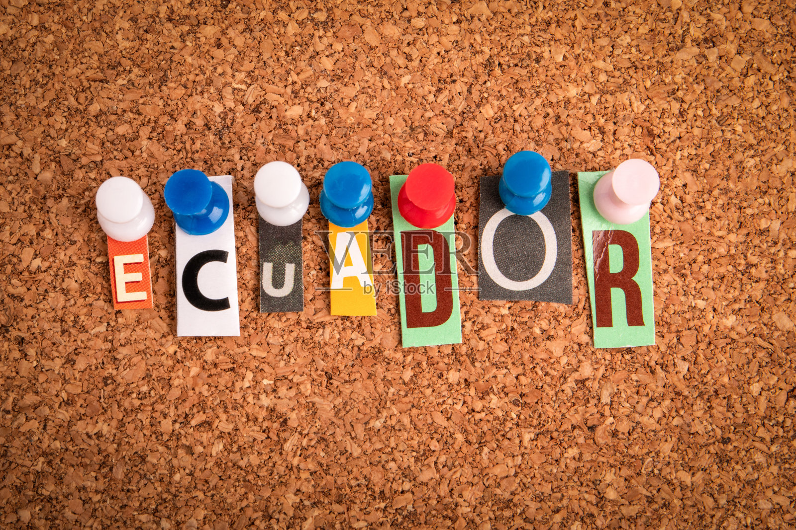 厄瓜多尔。钉在软木布告栏上的字母照片摄影图片