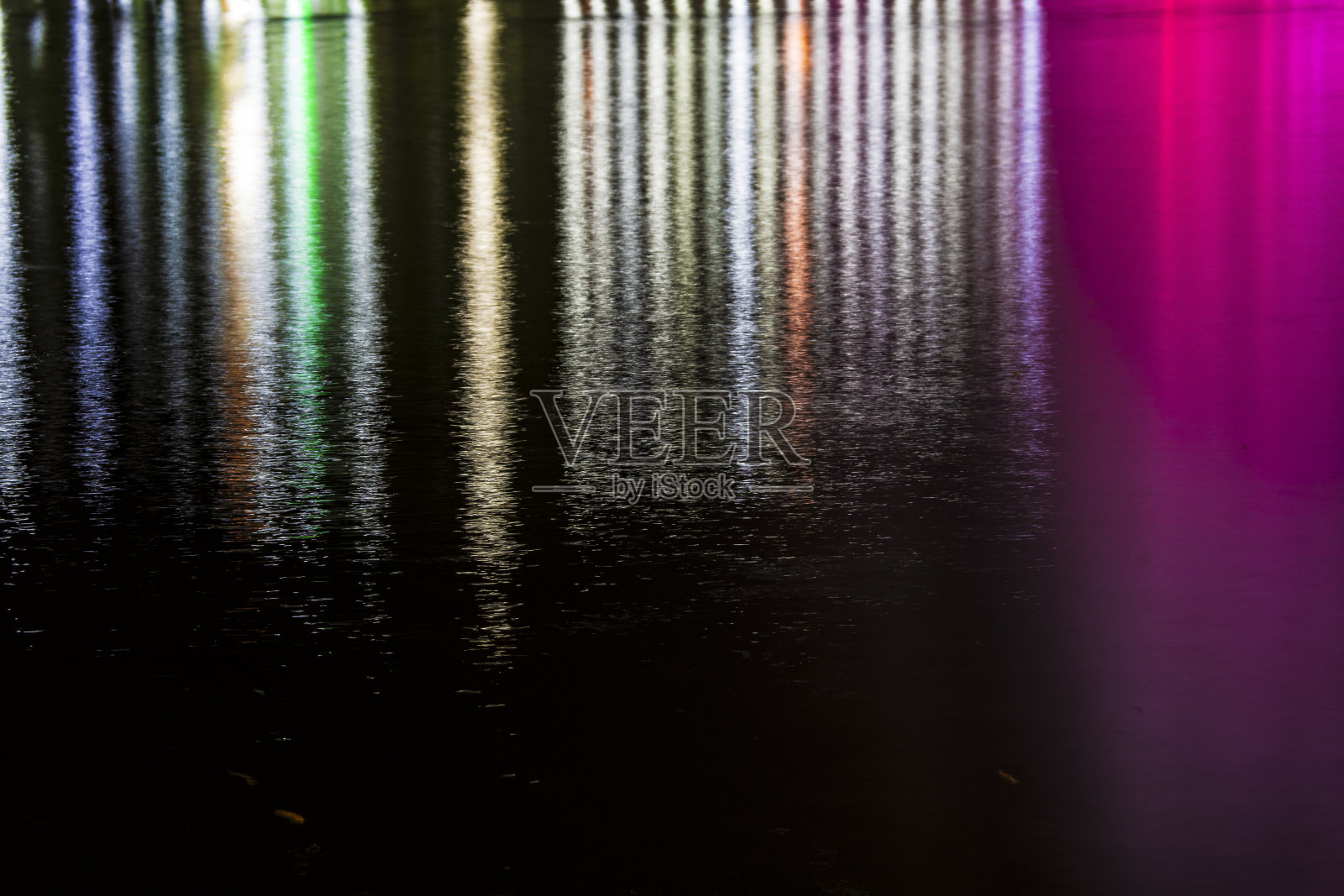 反射的颜色光在水中。照片摄影图片