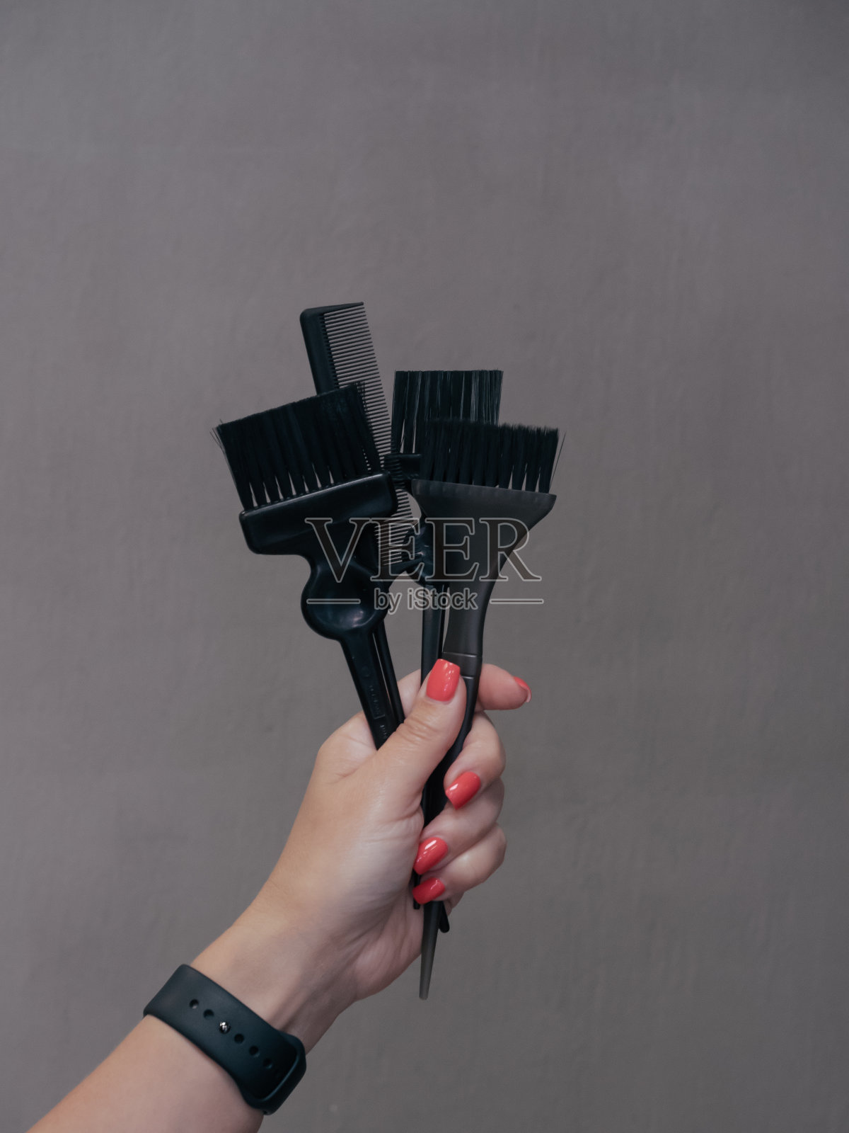 理发师手里拿着一套染发刷照片摄影图片