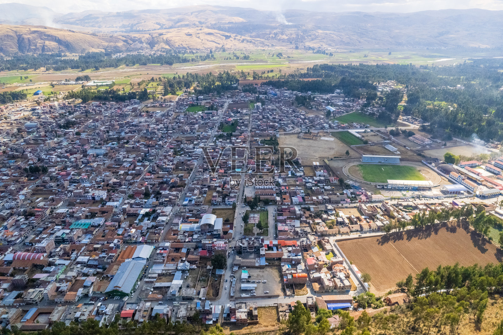 朱宁Concepción镇鸟瞰图。照片摄影图片