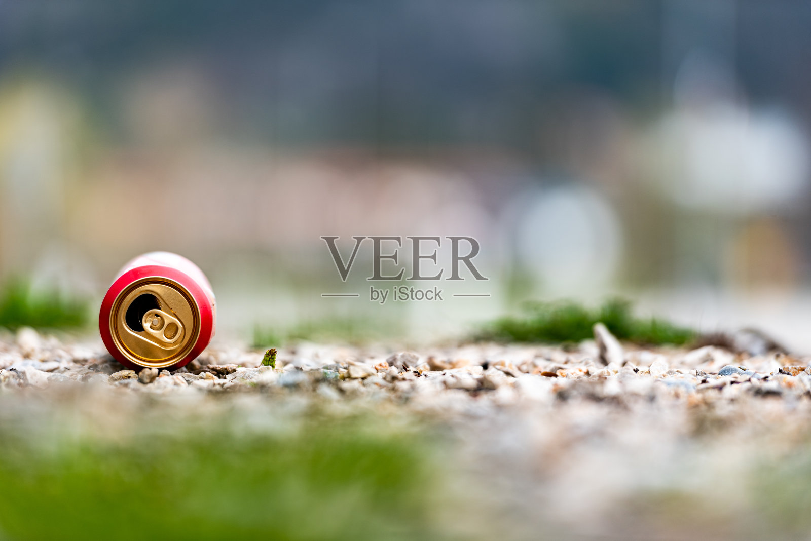 公园步行道上的空易拉罐照片摄影图片