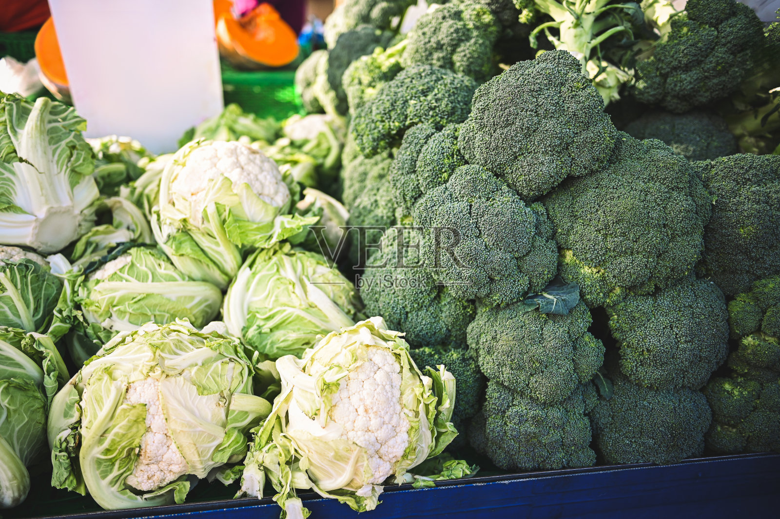 市场摊位上的新鲜蔬菜。照片摄影图片