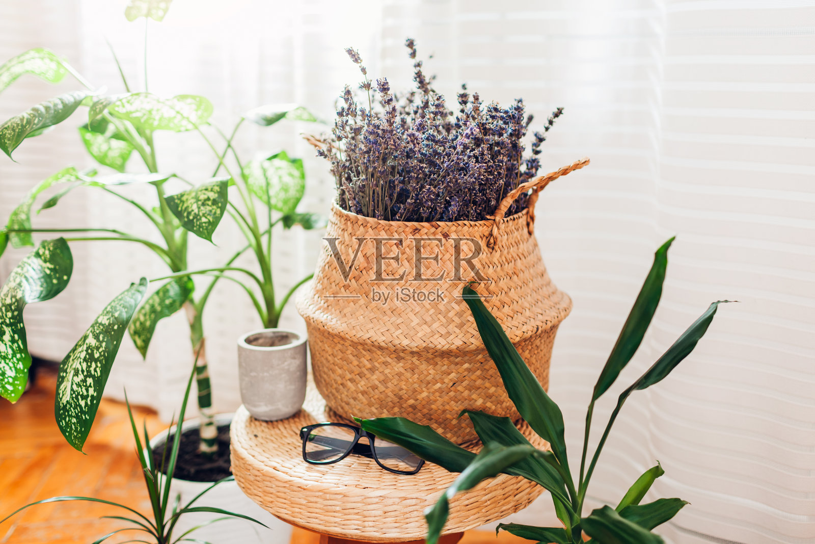 当代波西米亚风格的房屋装饰。柳条篮子里装满了薰衣草束在桌子上。舒适的室内，民族生态风格。照片摄影图片