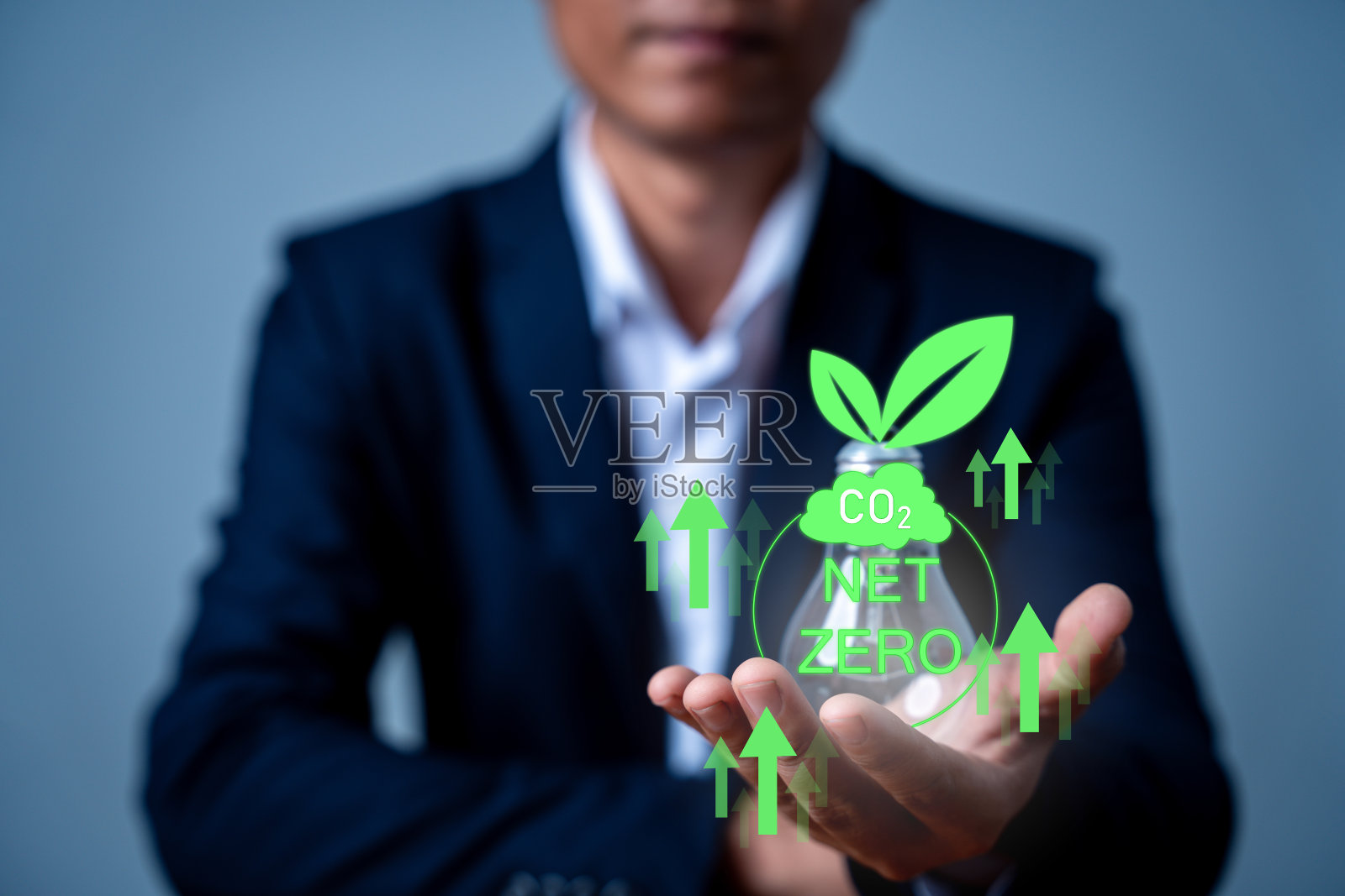 净零和碳中和概念。净零图标，二氧化碳净零排放，碳中性概念。温室气体排放目标绿色背景下的气候中和长期战略照片摄影图片