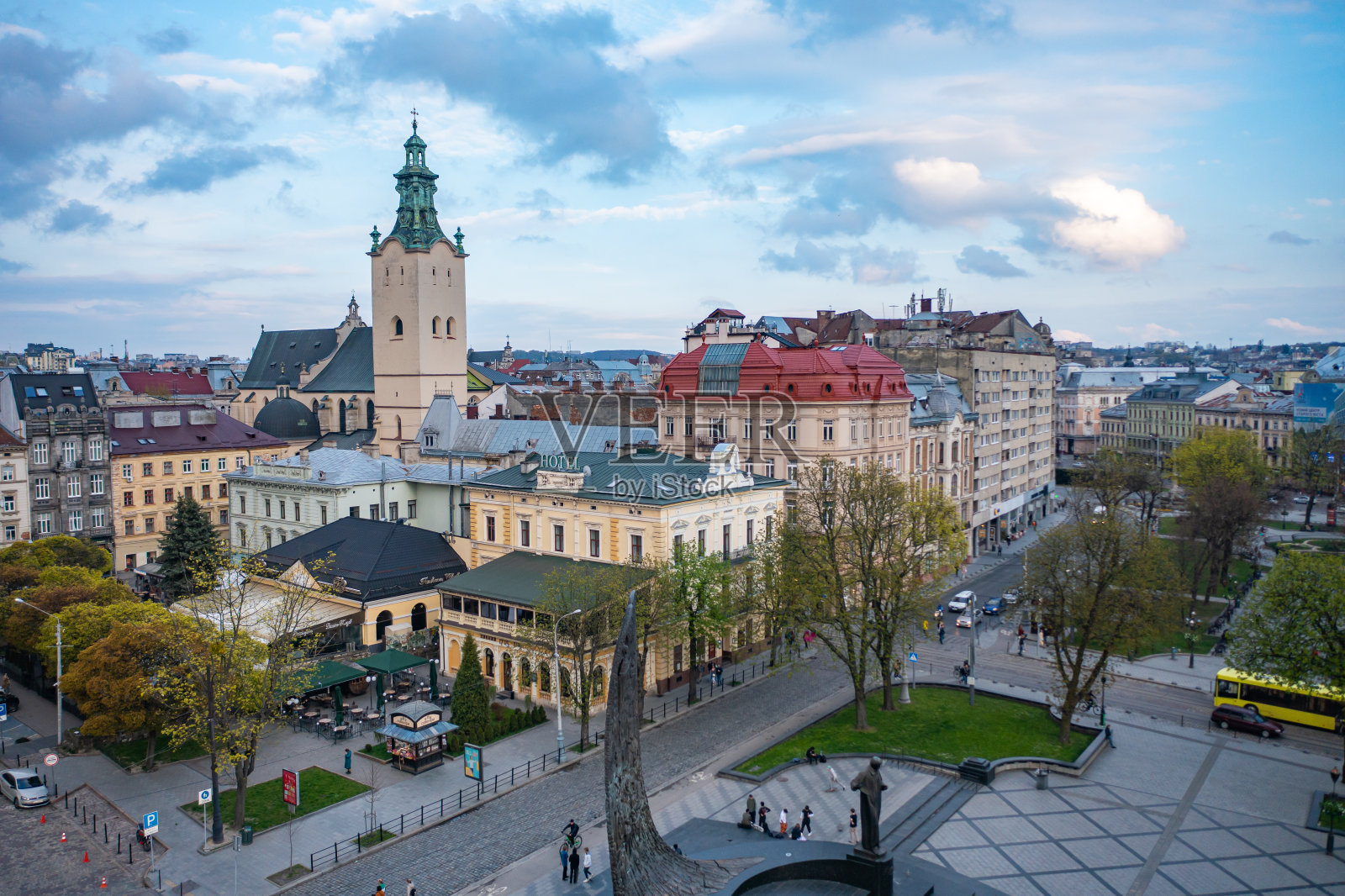 从无人机上鸟瞰利沃夫全景照片摄影图片