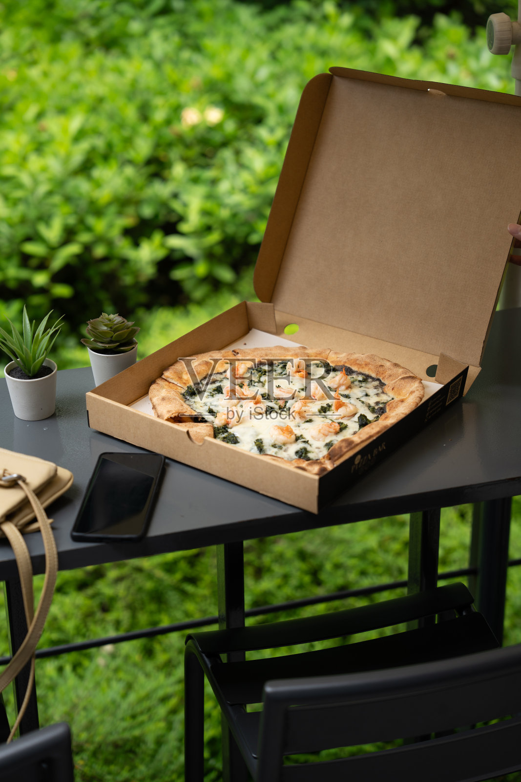 松露菠菜对虾披萨照片摄影图片