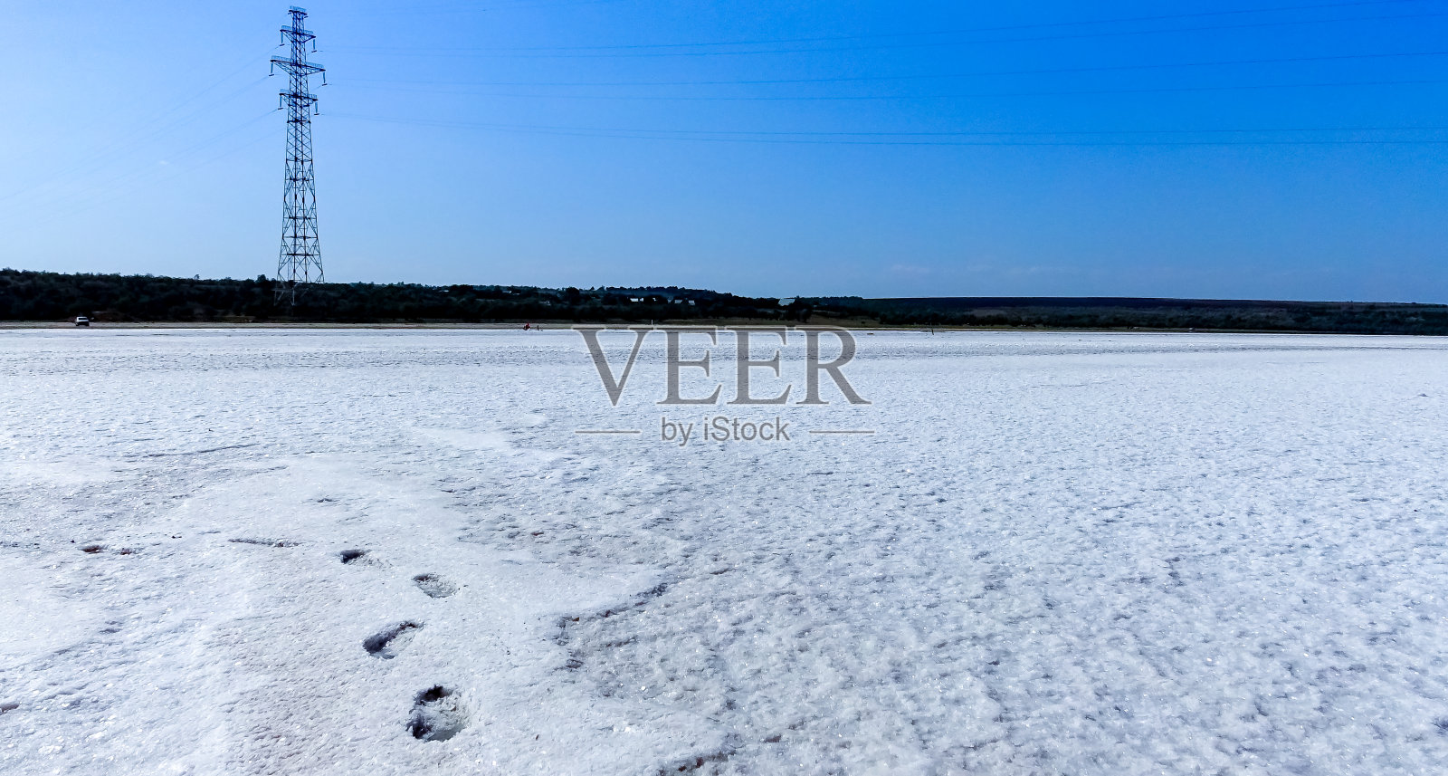 干涸的死海底部(库亚尔尼克河口，敖德萨地区)，人类脚的痕迹照片摄影图片