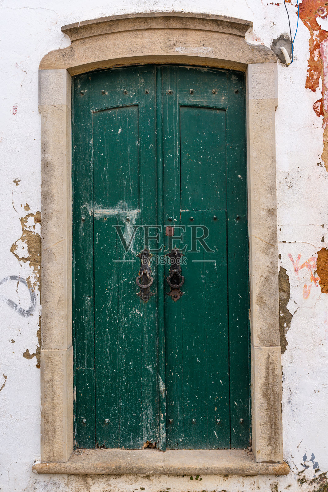 漆成绿色的古色古香木门照片摄影图片