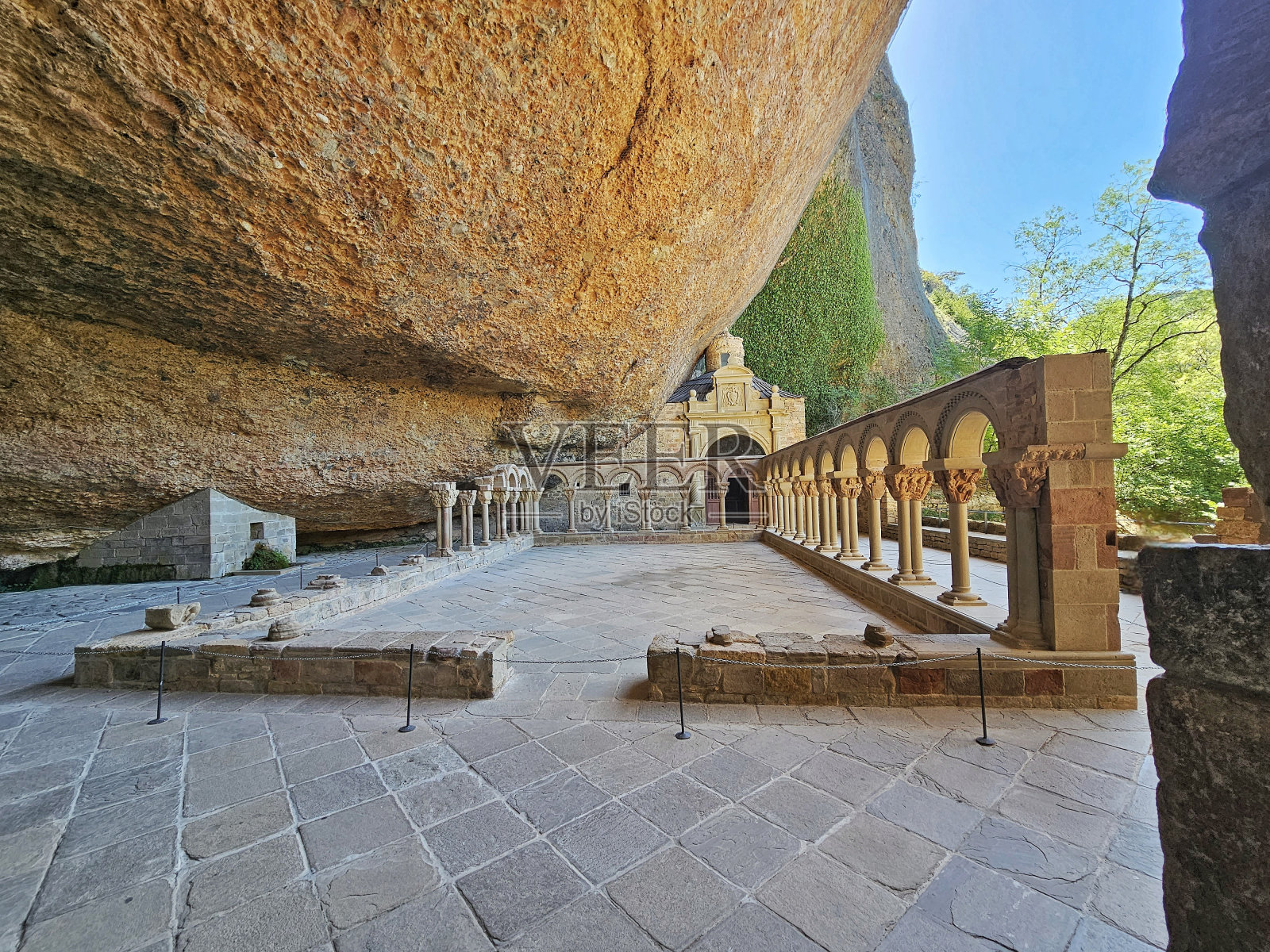 位于阿拉贡韦斯卡的圣胡安德拉皇家修道院Peña的罗马式回廊照片摄影图片
