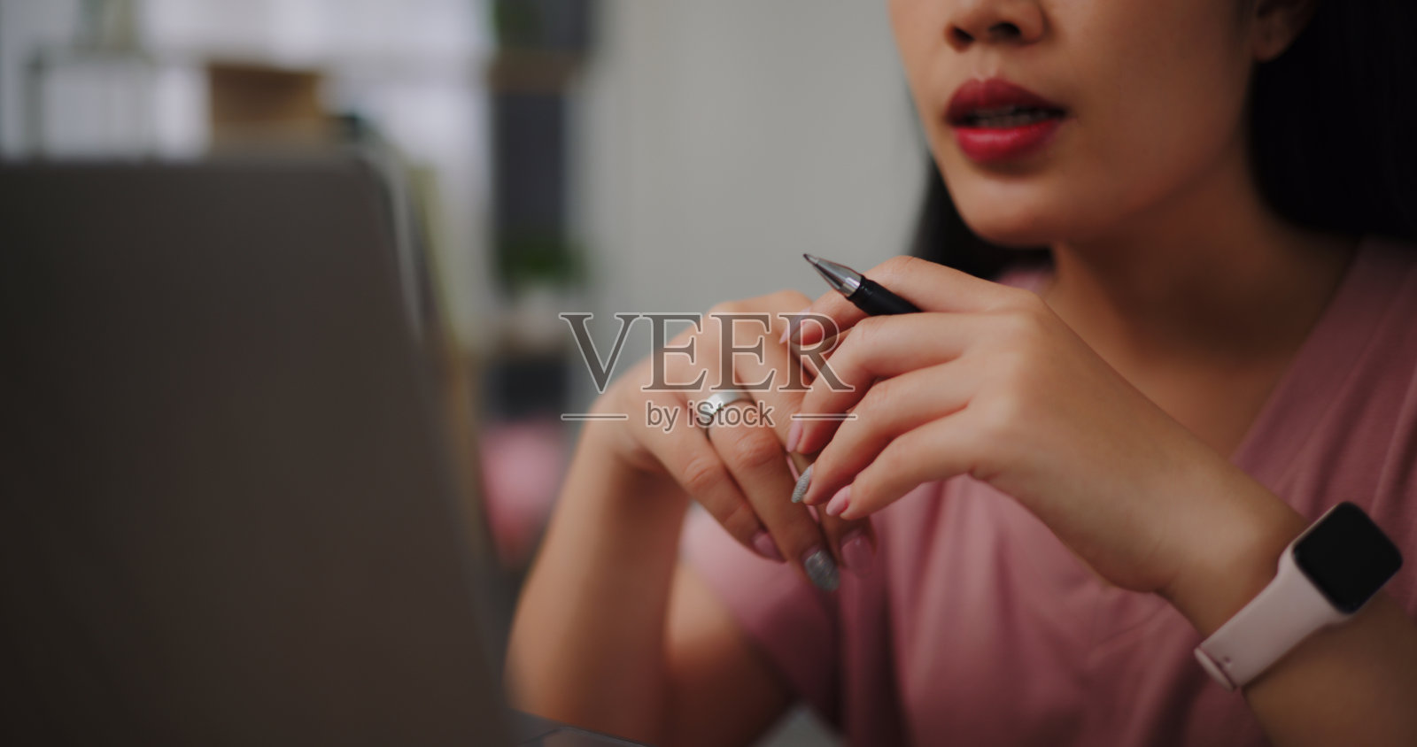 年轻女子在家里用笔记本电脑工作。照片摄影图片