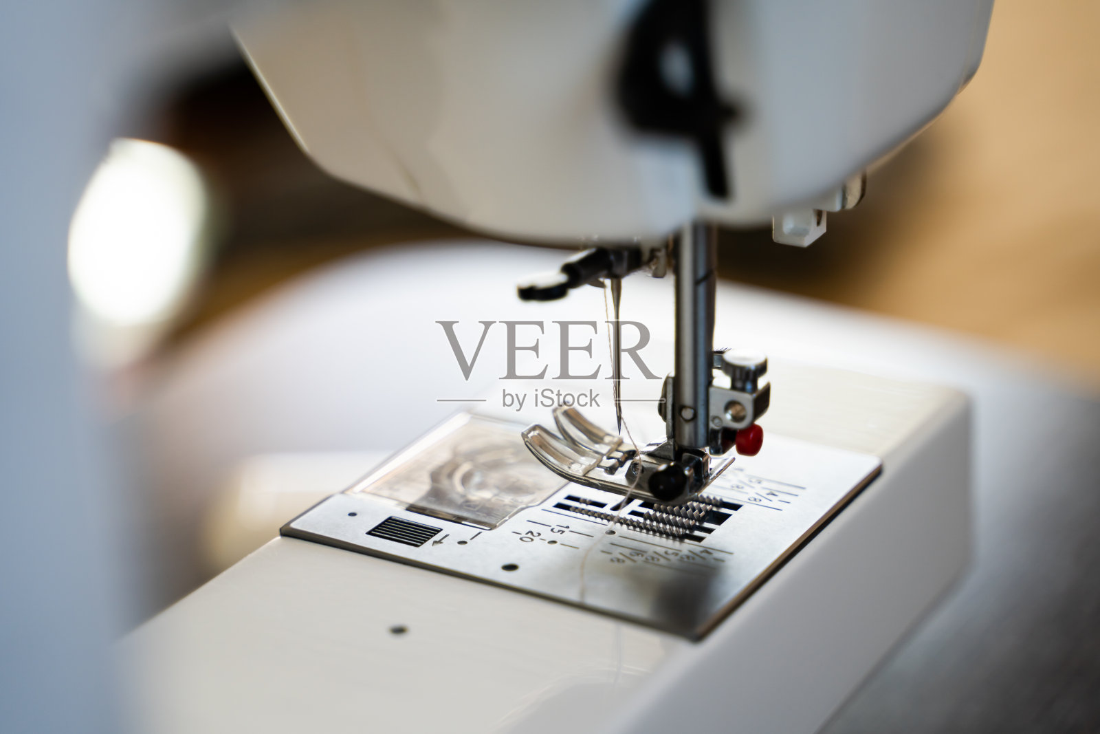 缝纫机的针与线，在一个模糊的背景上的特写照片摄影图片