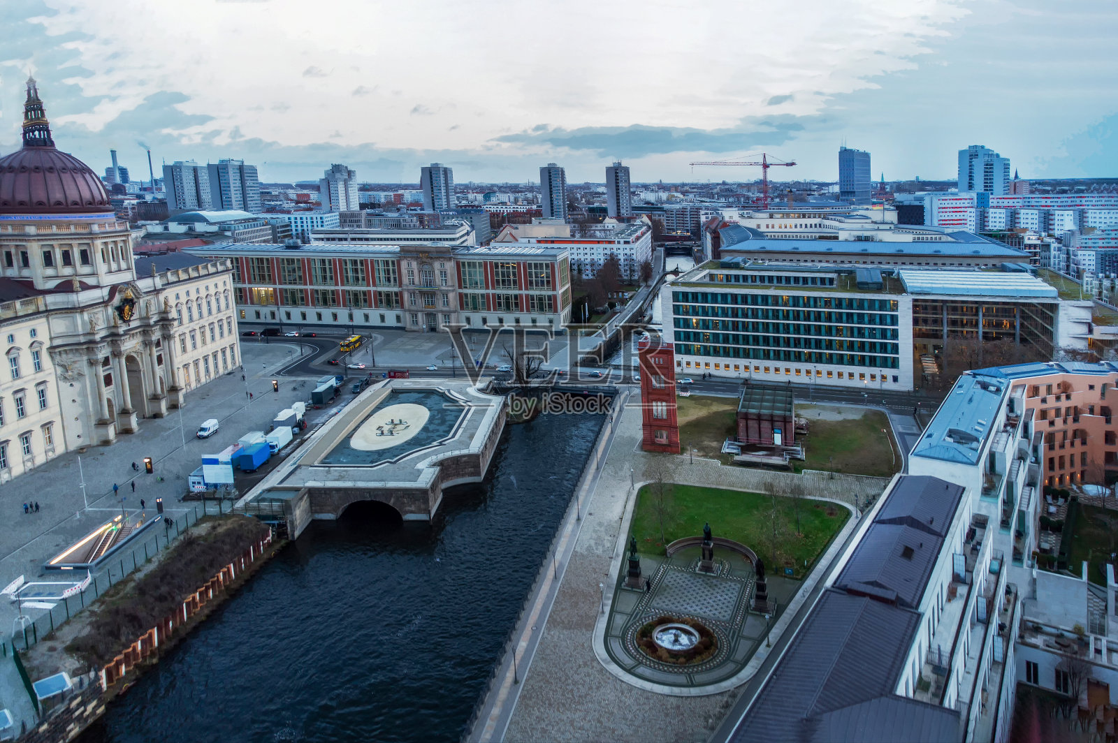 无人机对柏林市中心的自由与统一纪念碑和申克尔登克马尔的观察照片摄影图片