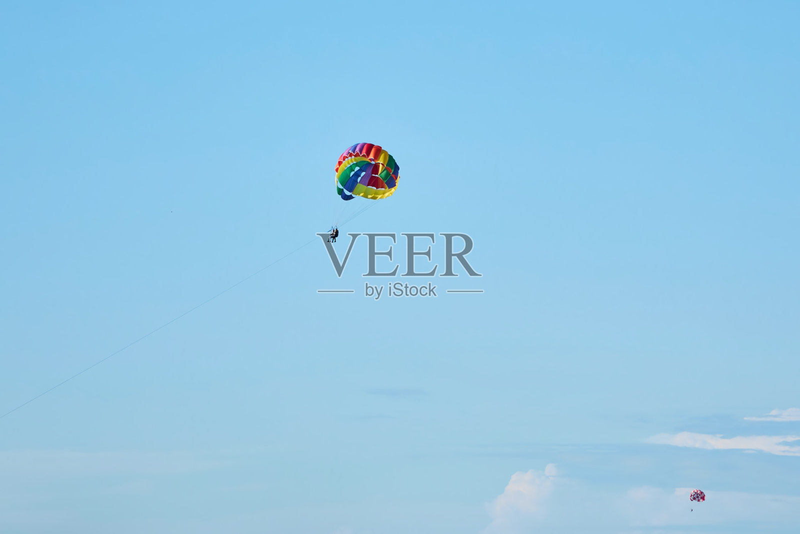 色彩鲜艳的降落伞是夏季的娱乐项目。海滩度假照片摄影图片