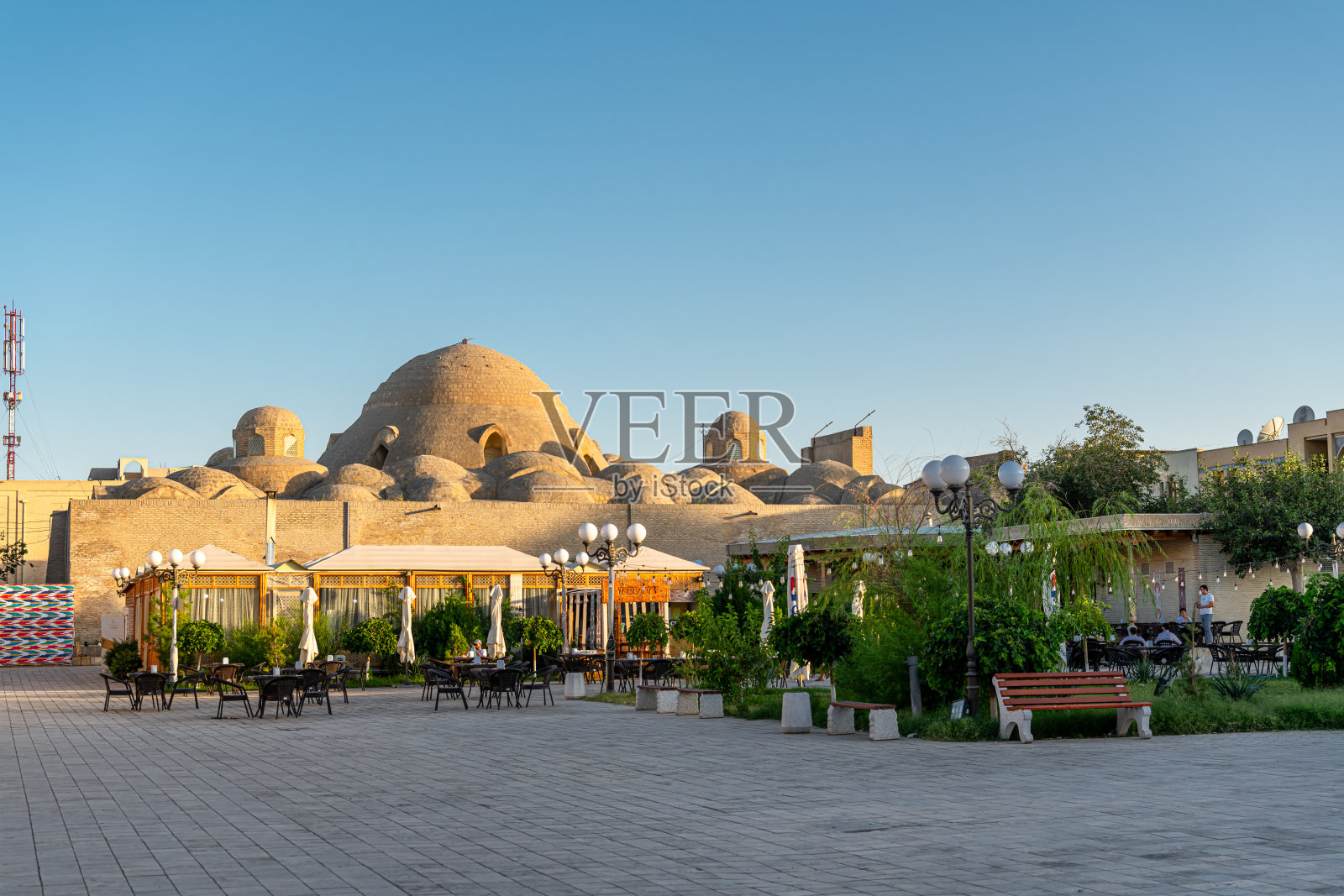 乌兹别克斯坦布哈拉，传统有盖集市Toqi Sarrofon的主楼照片摄影图片