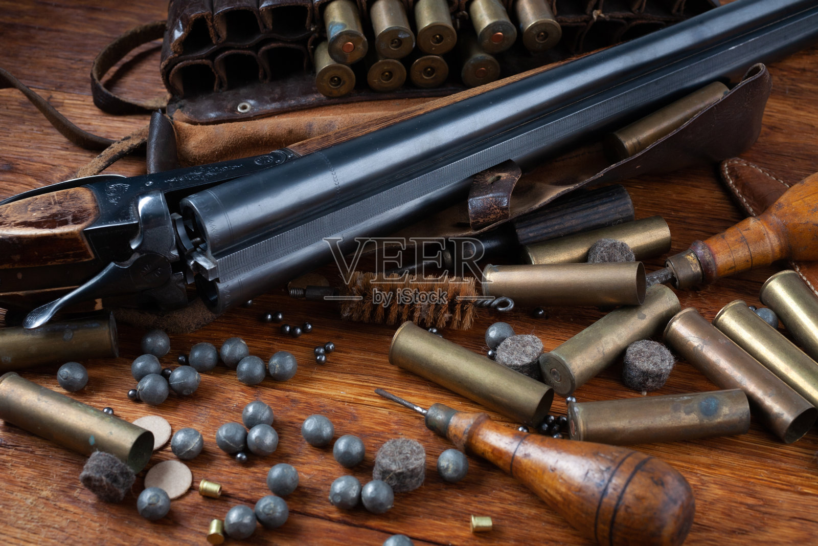 古董16口径断行动光滑钻孔霰弹枪与黄铜案件和附件弹药重新装填。照片摄影图片