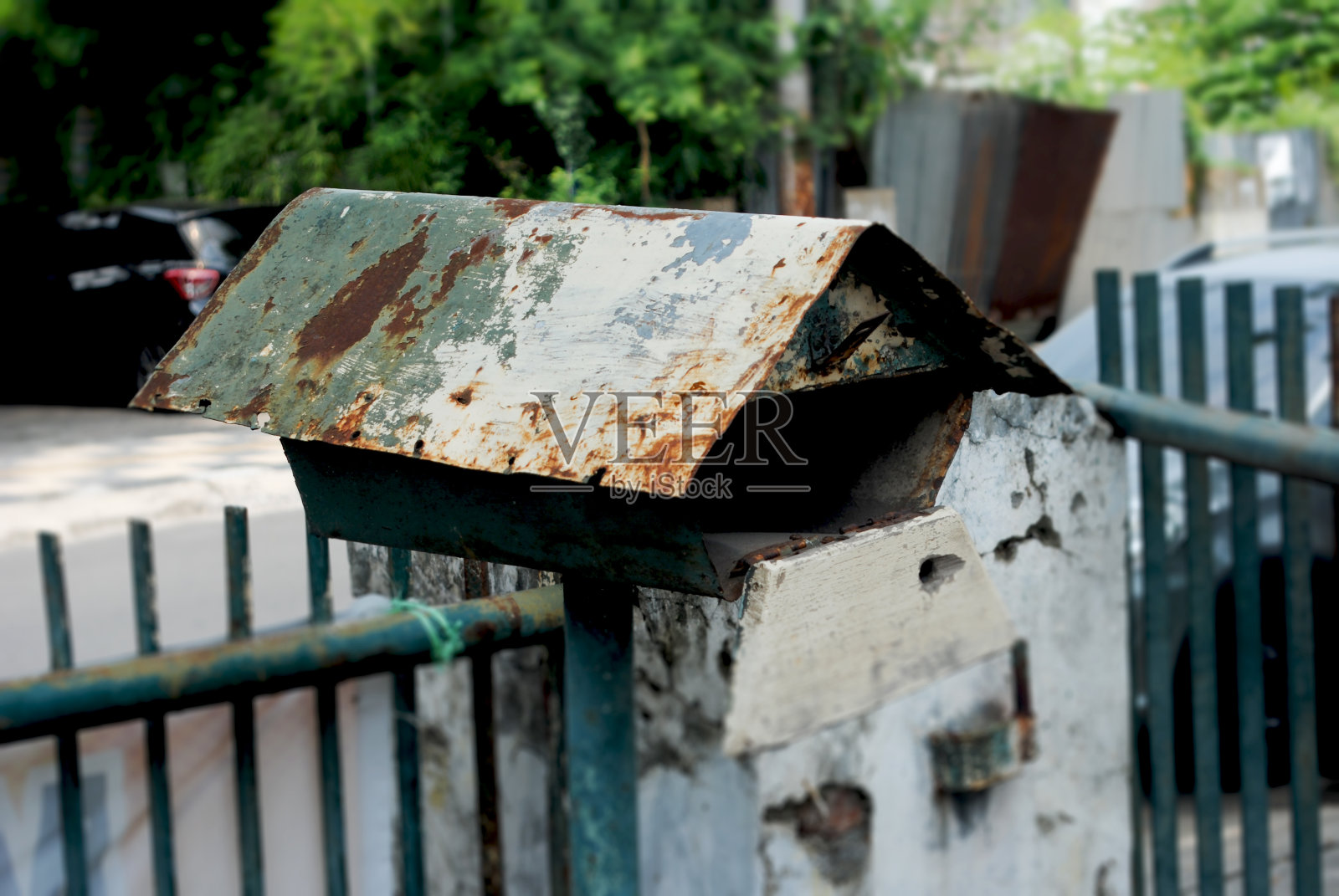 一个又旧又生锈的邮箱。照片摄影图片