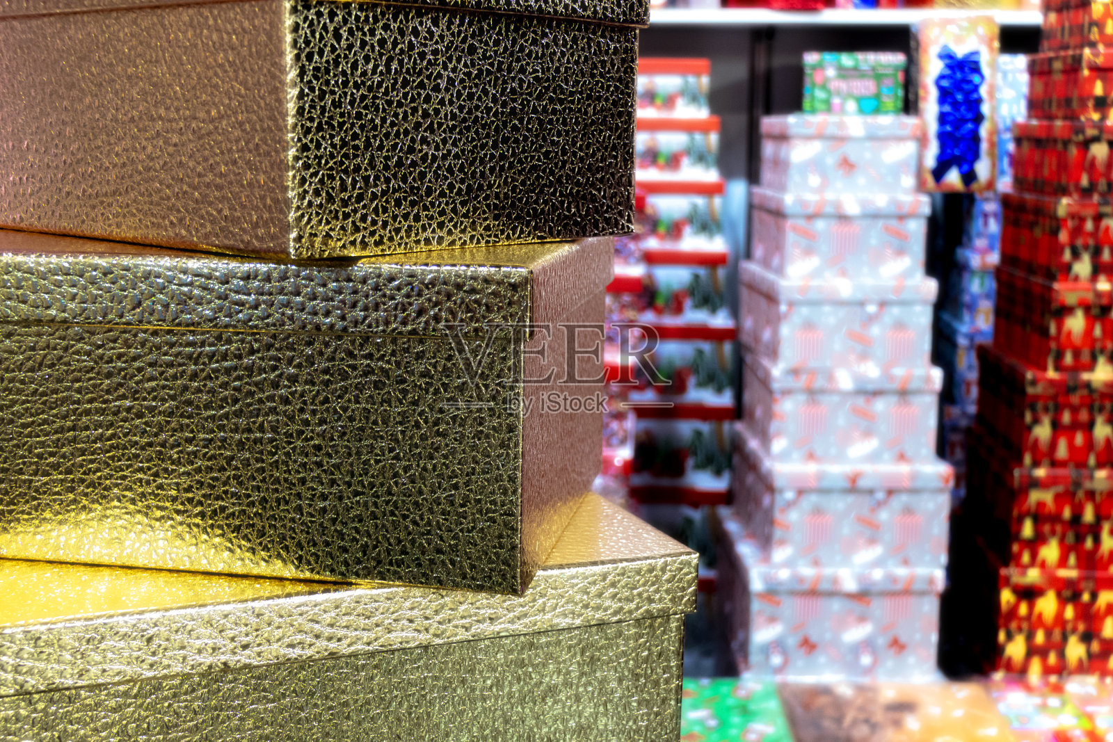 金色礼盒。一堆箱子。照片摄影图片