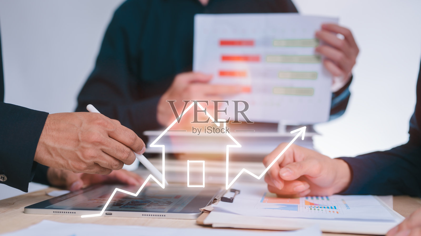 房地产商务人士会议设计理念。商业规划顾问，商务人士谈话，计划分析，投资和营销办公室照片摄影图片