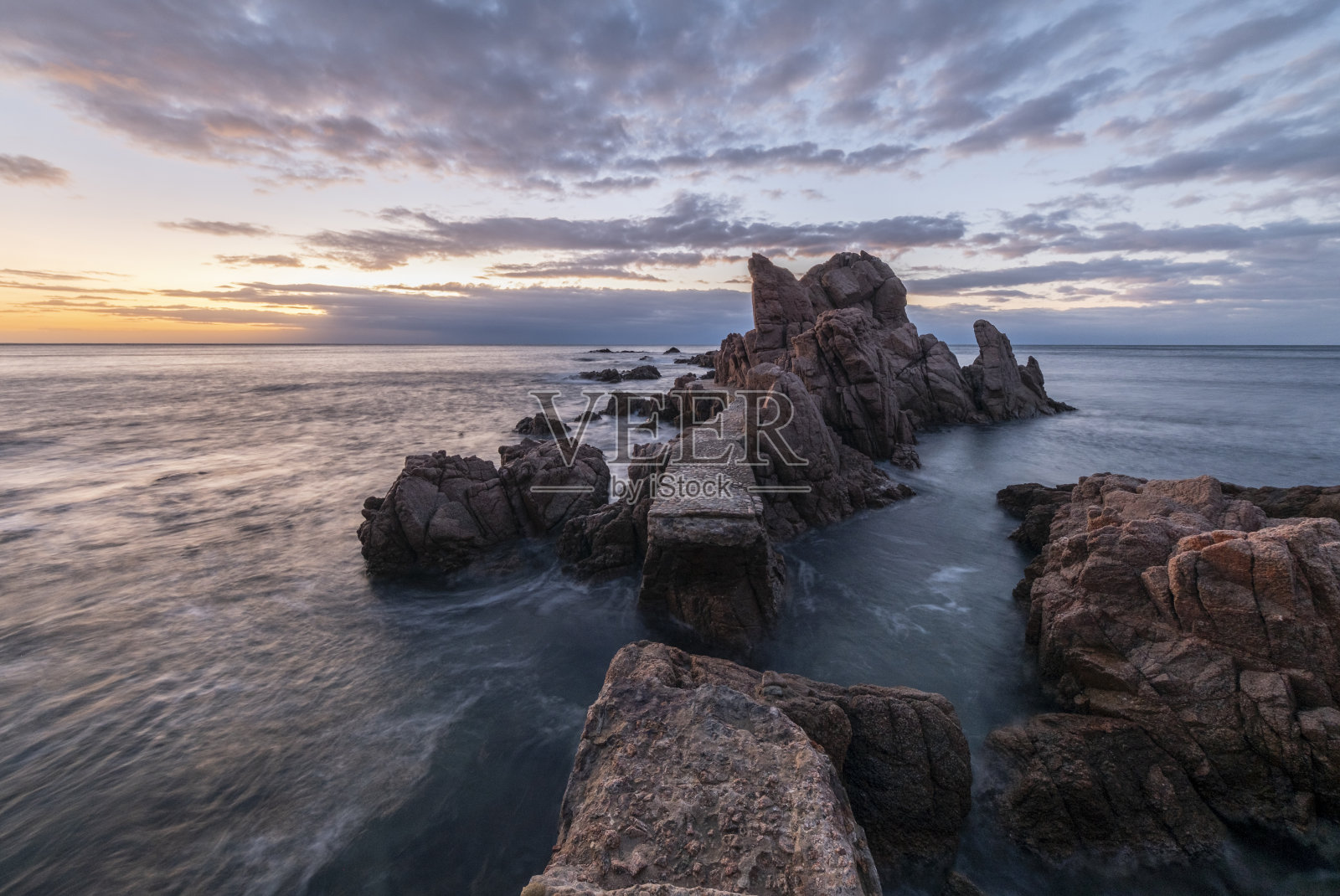 清晨拍摄的照片，布拉瓦海岸的日出照片摄影图片