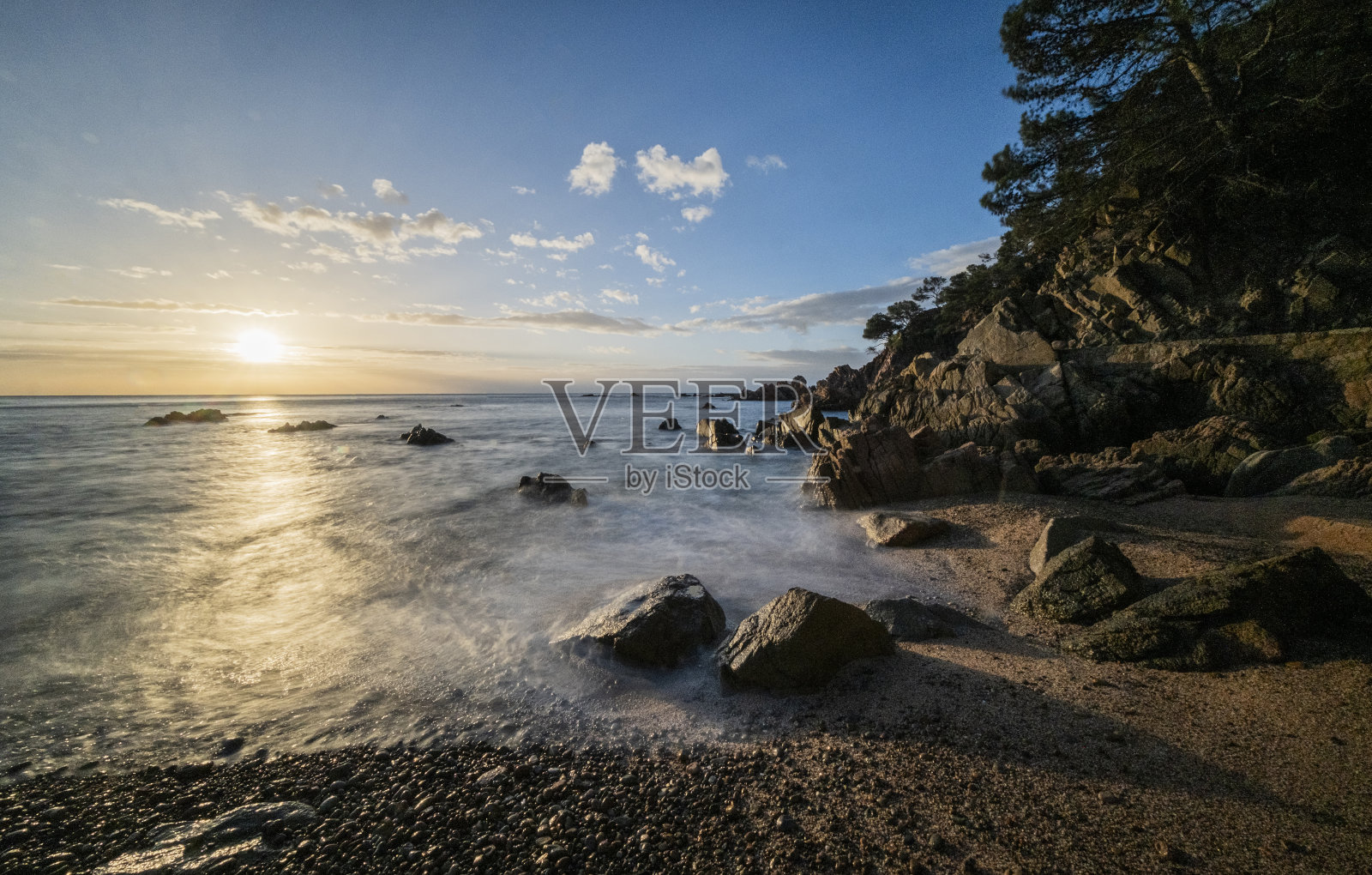 清晨拍摄的照片，布拉瓦海岸的日出照片摄影图片