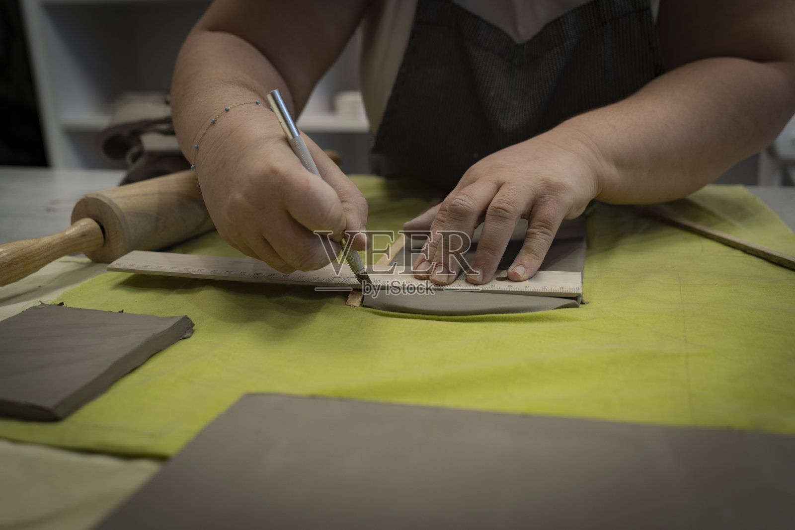 陶艺家女艺术家在工作室工作照片摄影图片