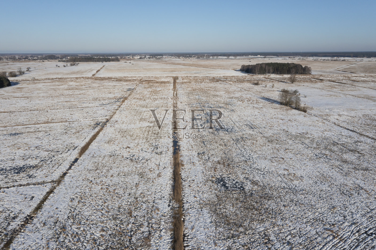 波兰的田野、草地和牧场在冬天被雪覆盖。冬季乡村景观。照片摄影图片