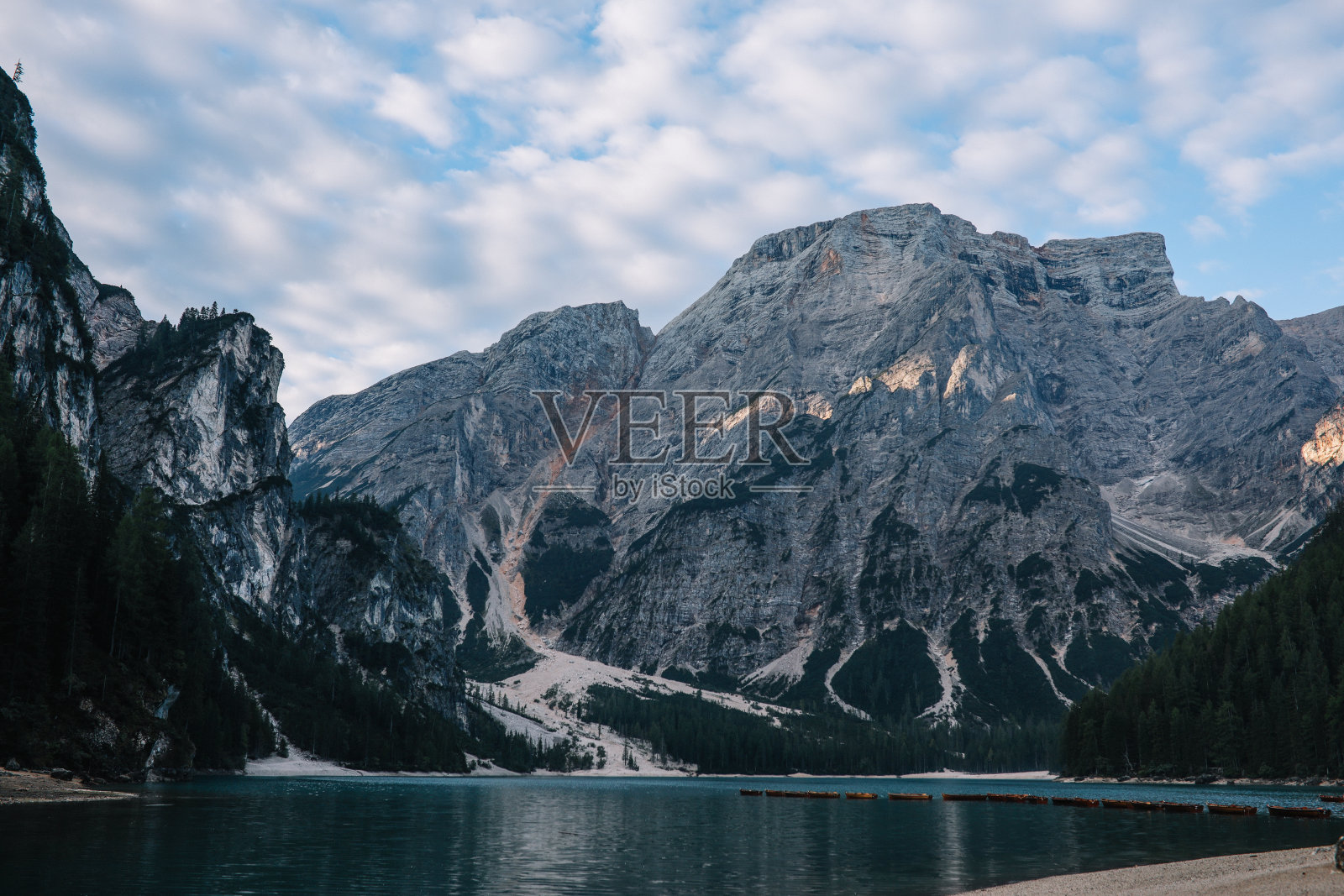 意大利多洛米蒂的布拉伊斯湖照片摄影图片