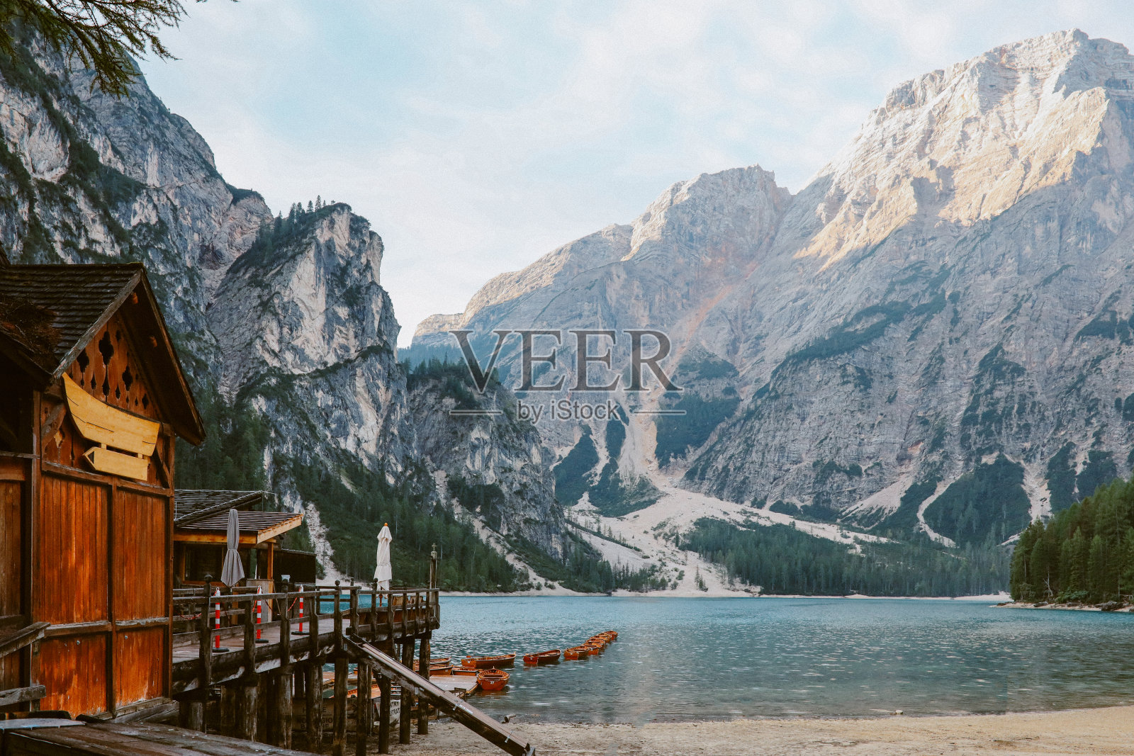 意大利多洛米蒂的布拉伊斯湖照片摄影图片