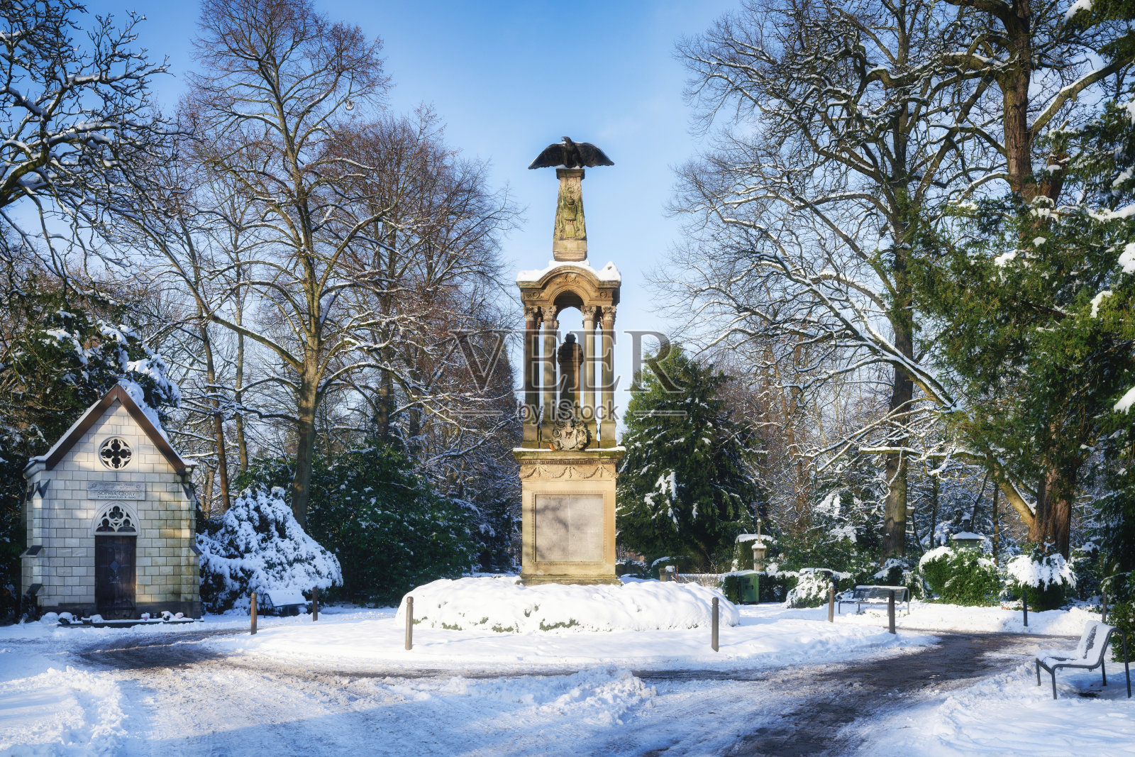 被雪覆盖的Melaten墓地照片摄影图片