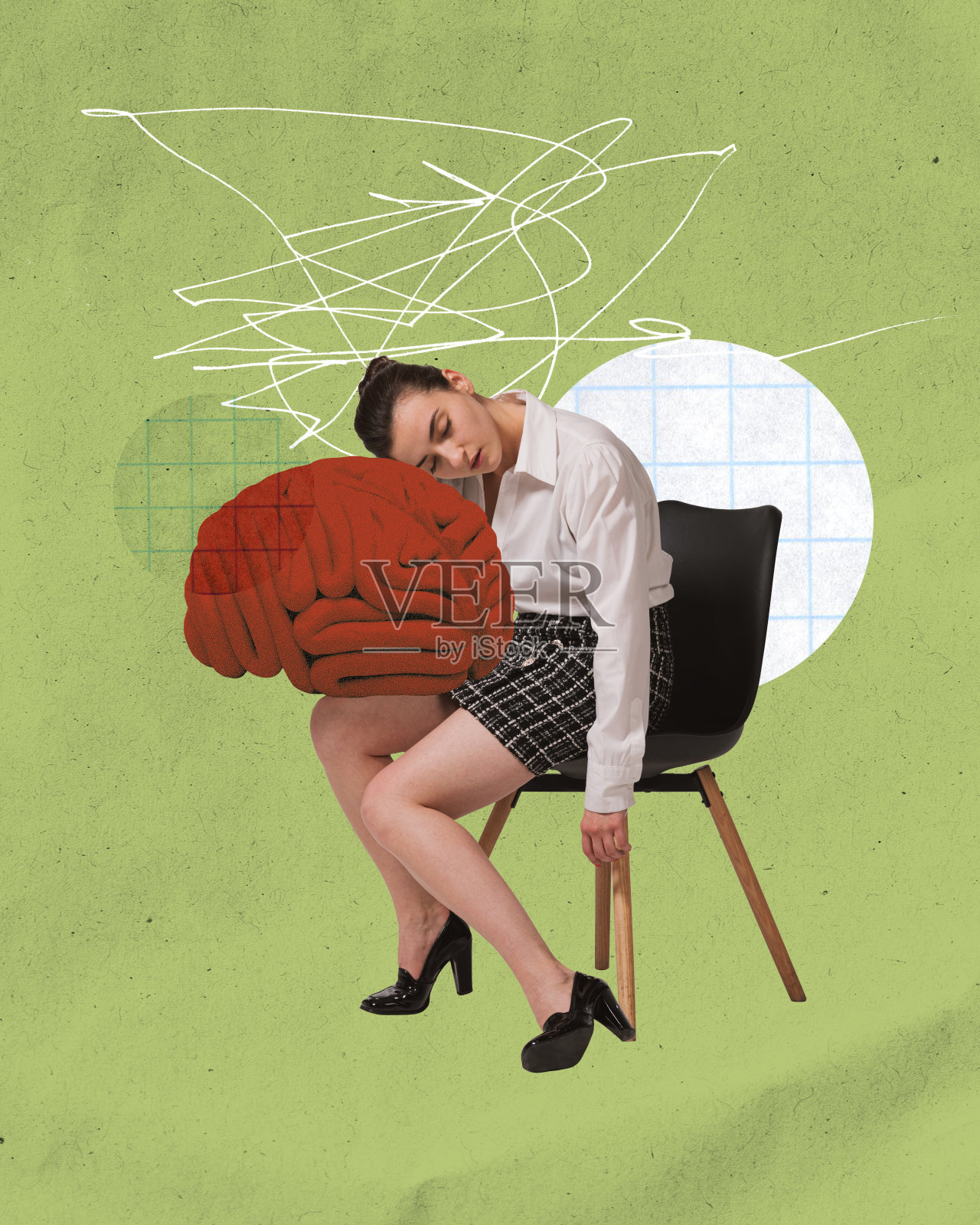 年轻女子，雇员在巨大的人脑上撒尿，象征着需要休息。过度劳累、压力和情绪压力。工作与生活的平衡照片摄影图片