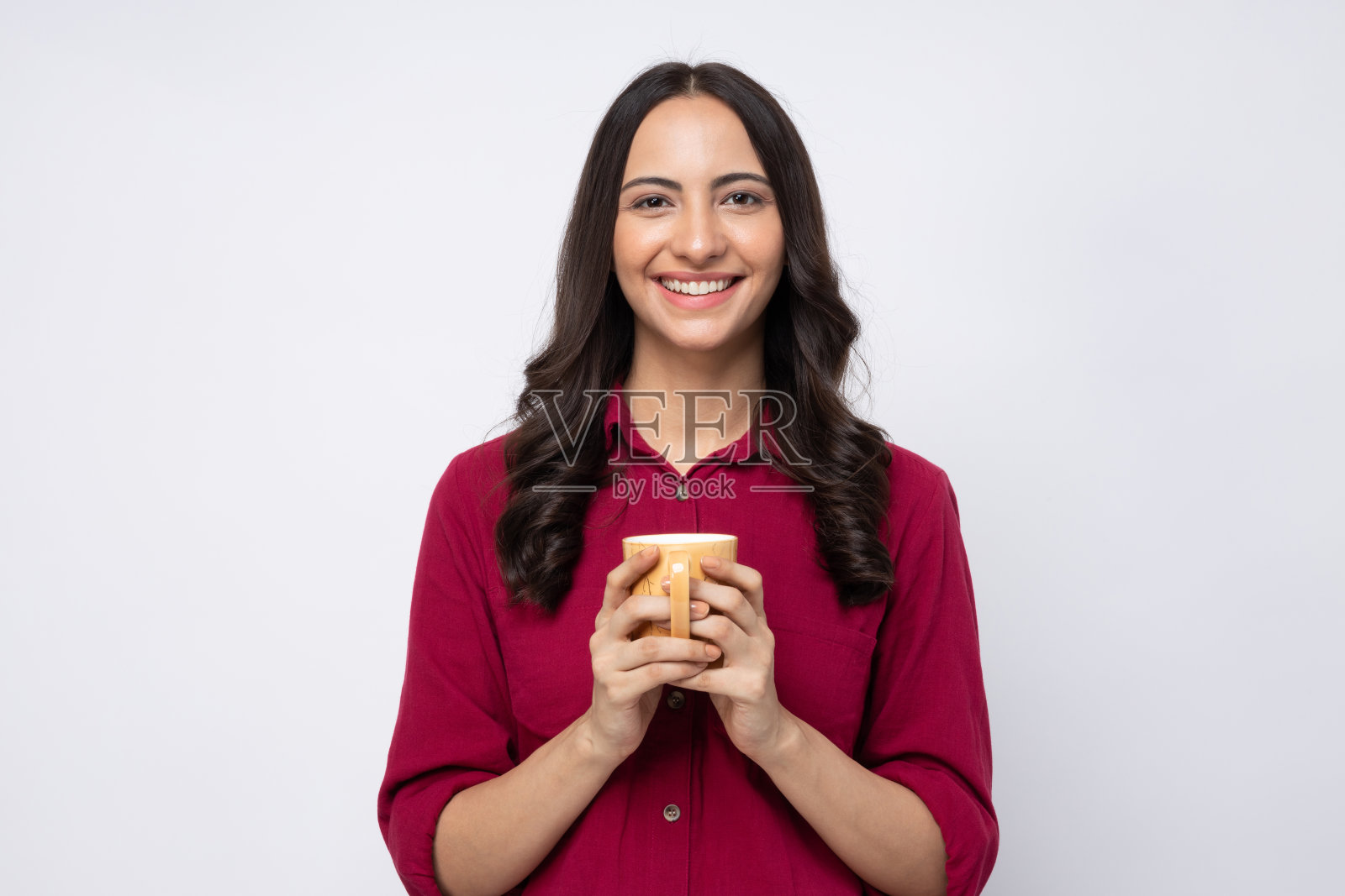 年轻女子的肖像喝热咖啡在白色背景股票照片照片摄影图片