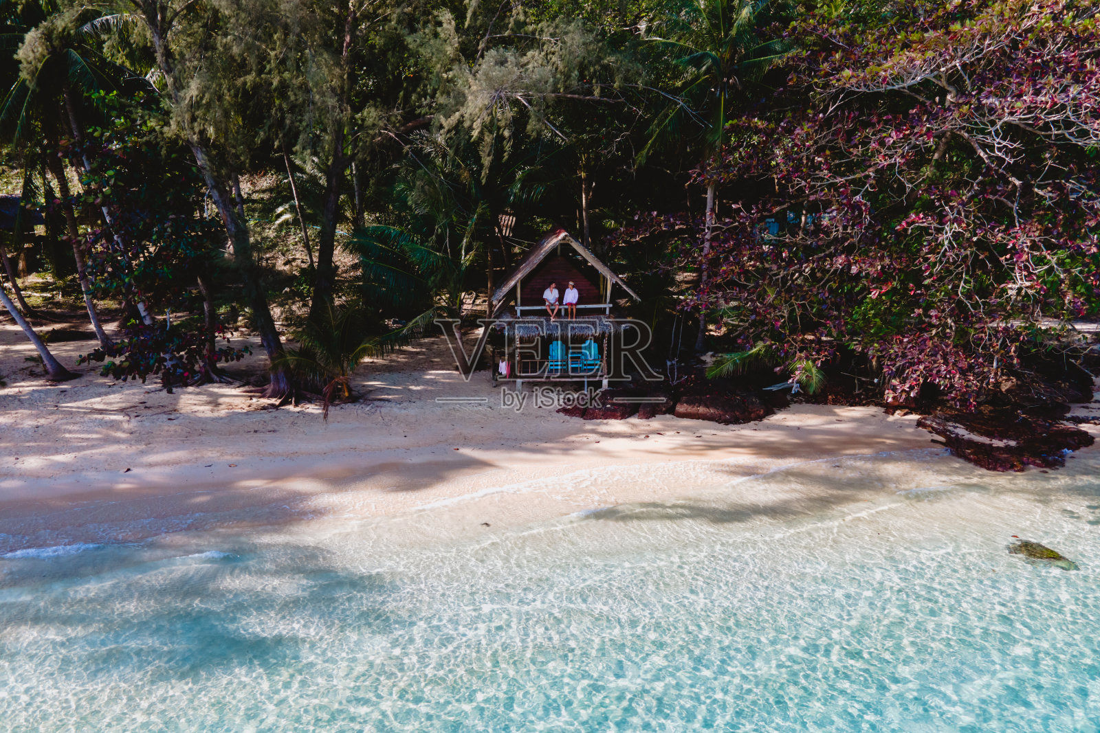 Koh Wai岛位于泰国靠近Koh Chang的海滩上，有一个木制的竹屋平房照片摄影图片