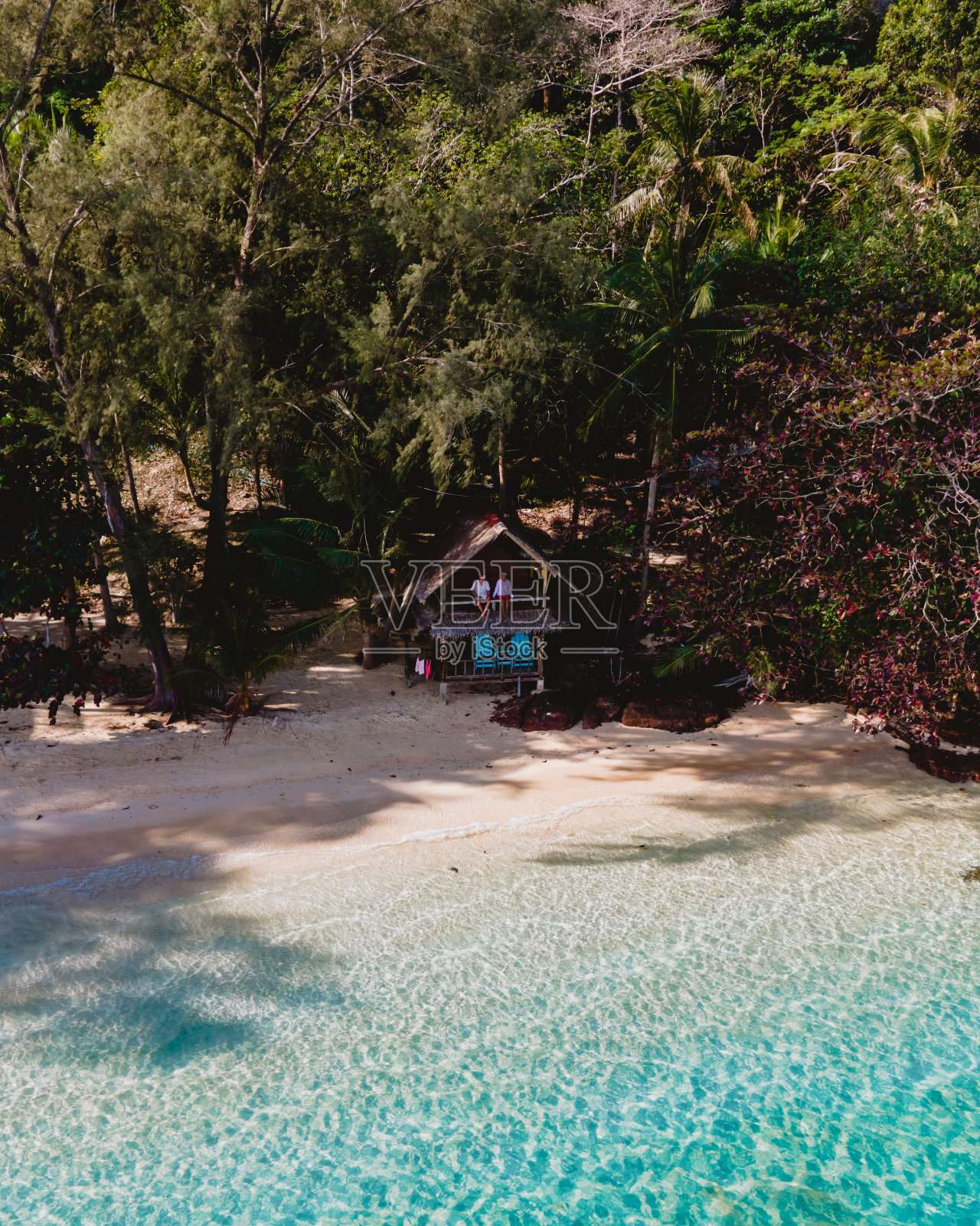 Koh Wai岛位于泰国靠近Koh Chang的海滩上，有一个木制的竹屋平房照片摄影图片