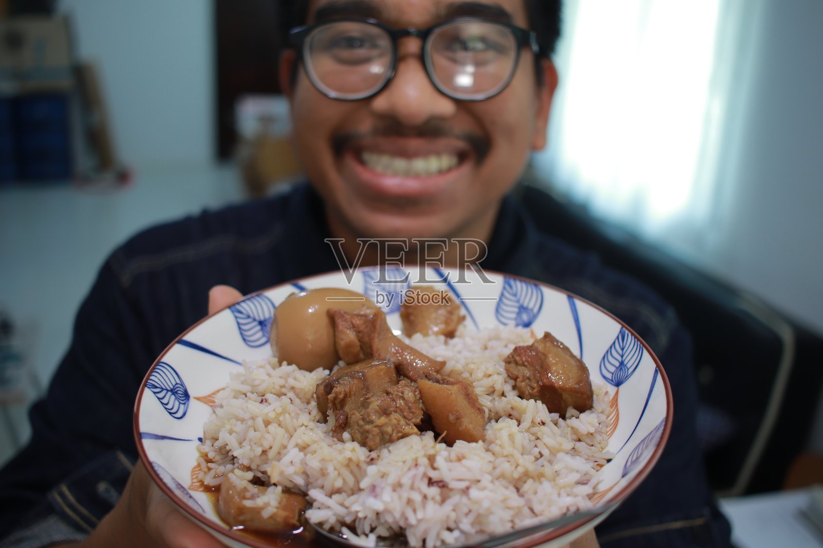 吃泰国菜的男人照片摄影图片
