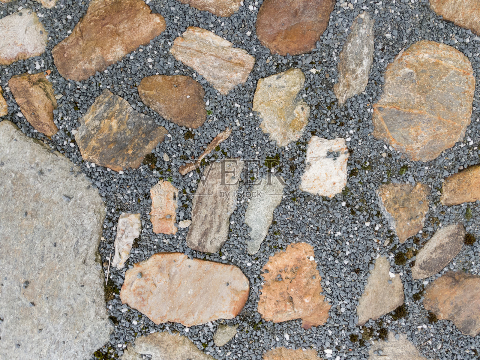 用大石块铺成的鹅卵石路面。照片摄影图片
